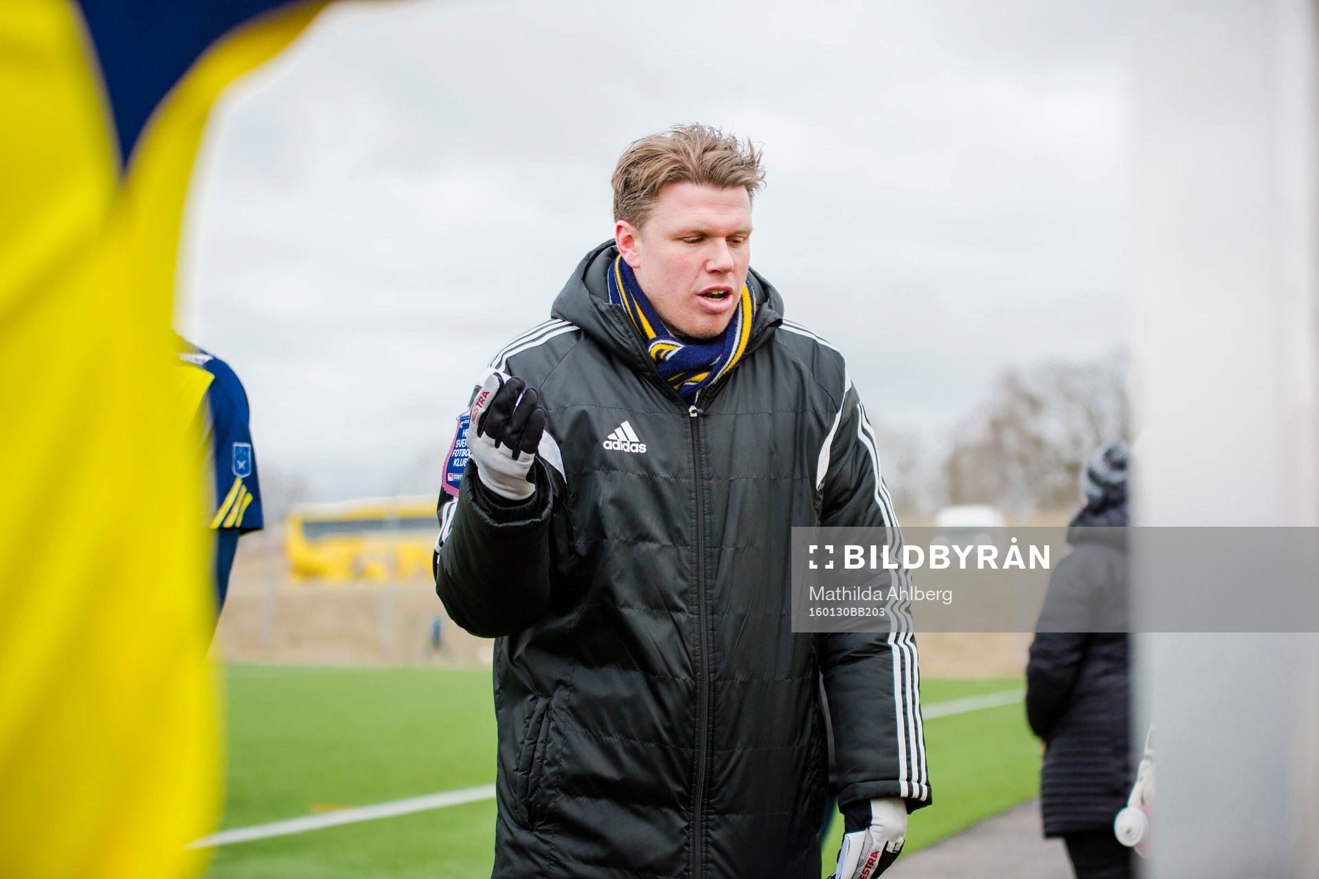 Ängelholms tränare Christian Järdler instruerar spelarna