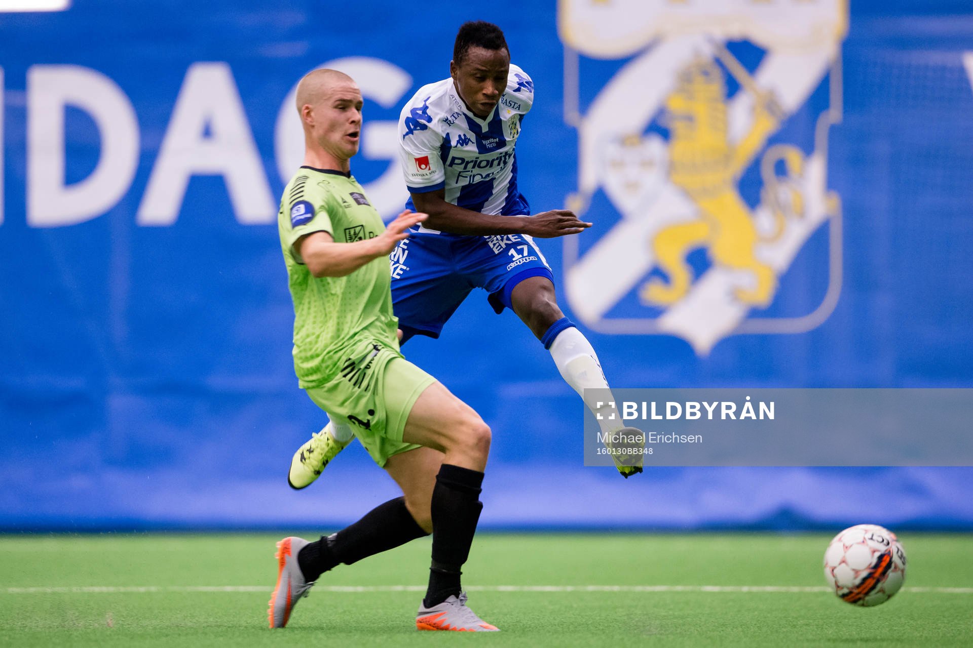IFK Göteborgs Prosper Kasim skjuter ett skott