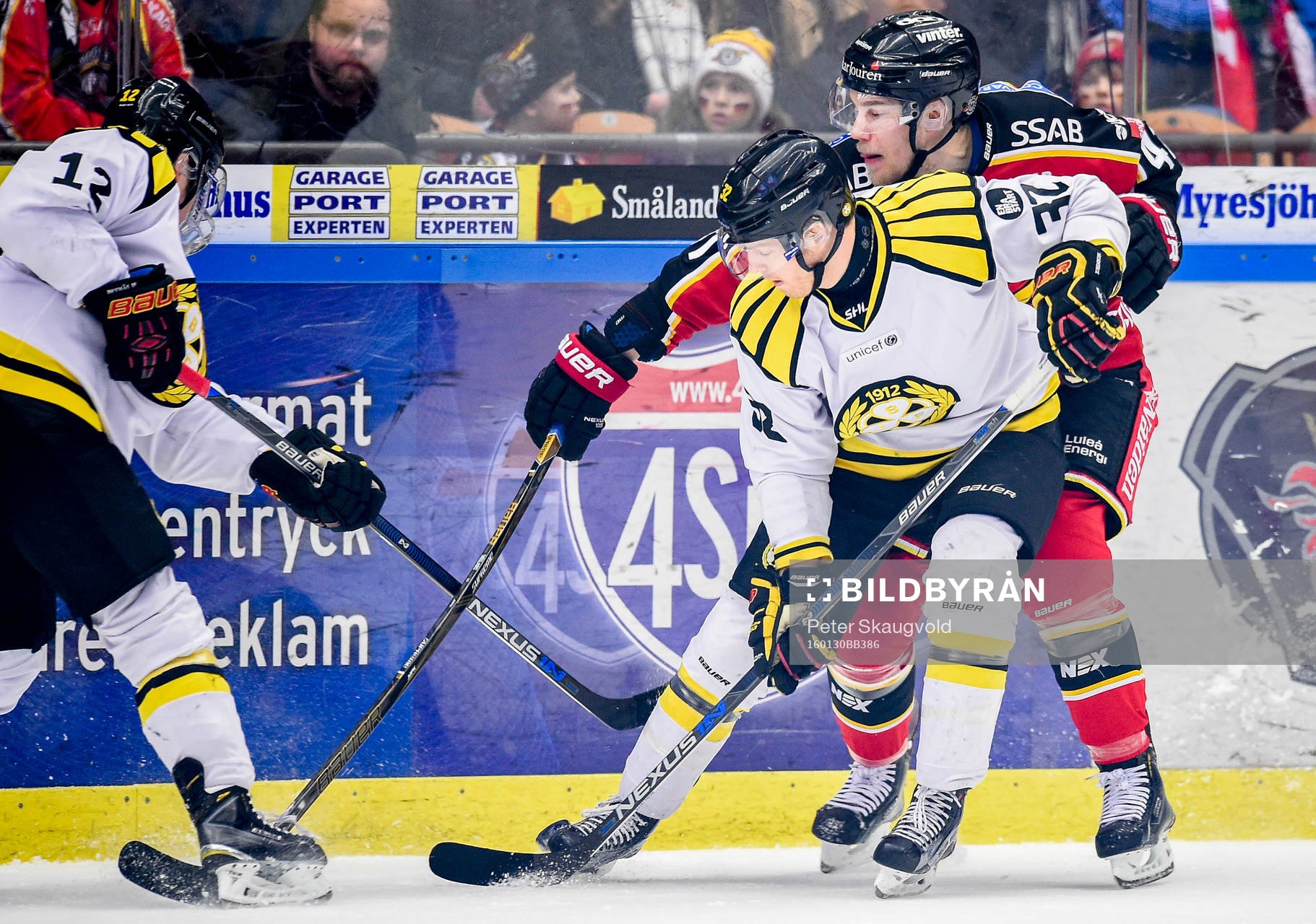 Luleås Ilari Melart i en kamp mot Brynäs Petr Vrana och