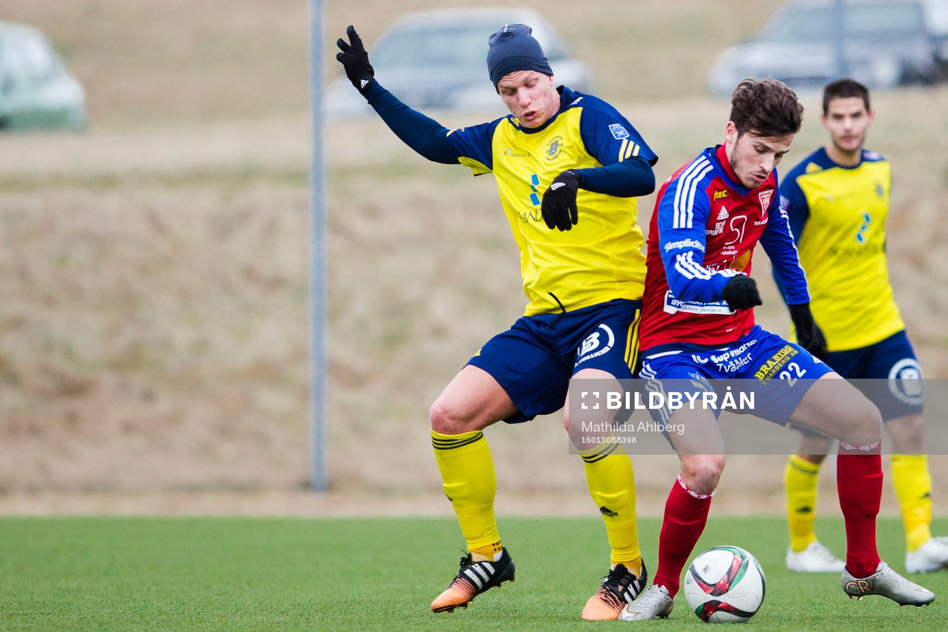 Ängelholms Sebastian Carlsen i duell med Tvååkers Arben Ajdarevic under fotbollsmatchen i träningsmatchen mellan Ängelholms FF och Tvååkers IF den 30 januari i Ängelholm.