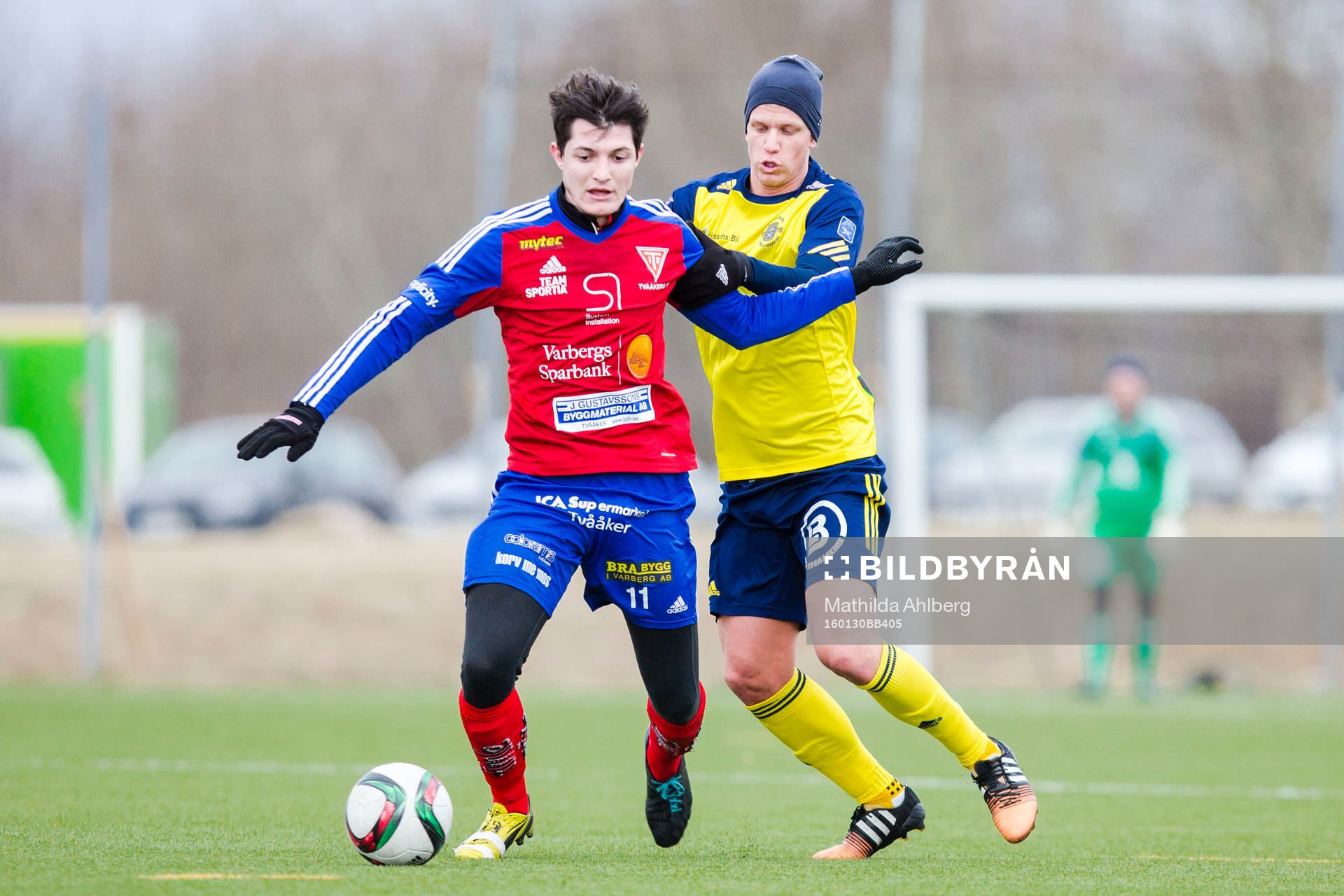 Tvååkers Oliver Nedanovski i duell med Ängelholms Sebastian Carlsen under fotbollsmatchen i träningsmatchen mellan Ängelholms FF och Tvååkers IF den 30 januari i Ängelholm.