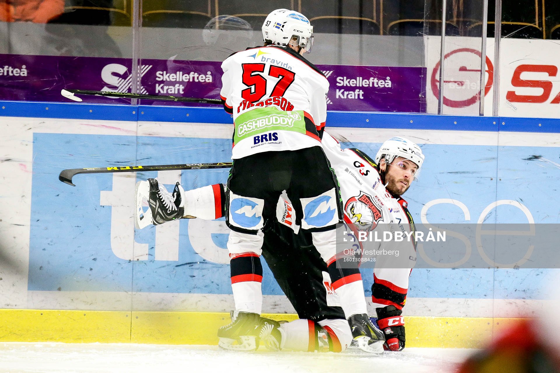 Malmö Redhawks Johan Ivarsson krockar med en annan