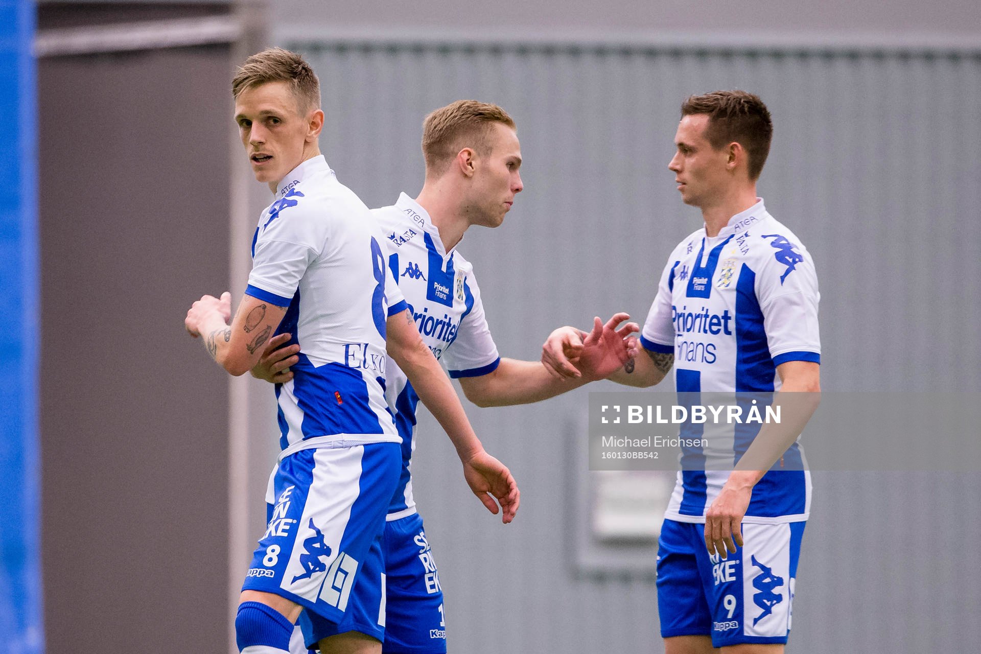 IFK Göteborgs Gustav Engvall jublar och blir omklappad av