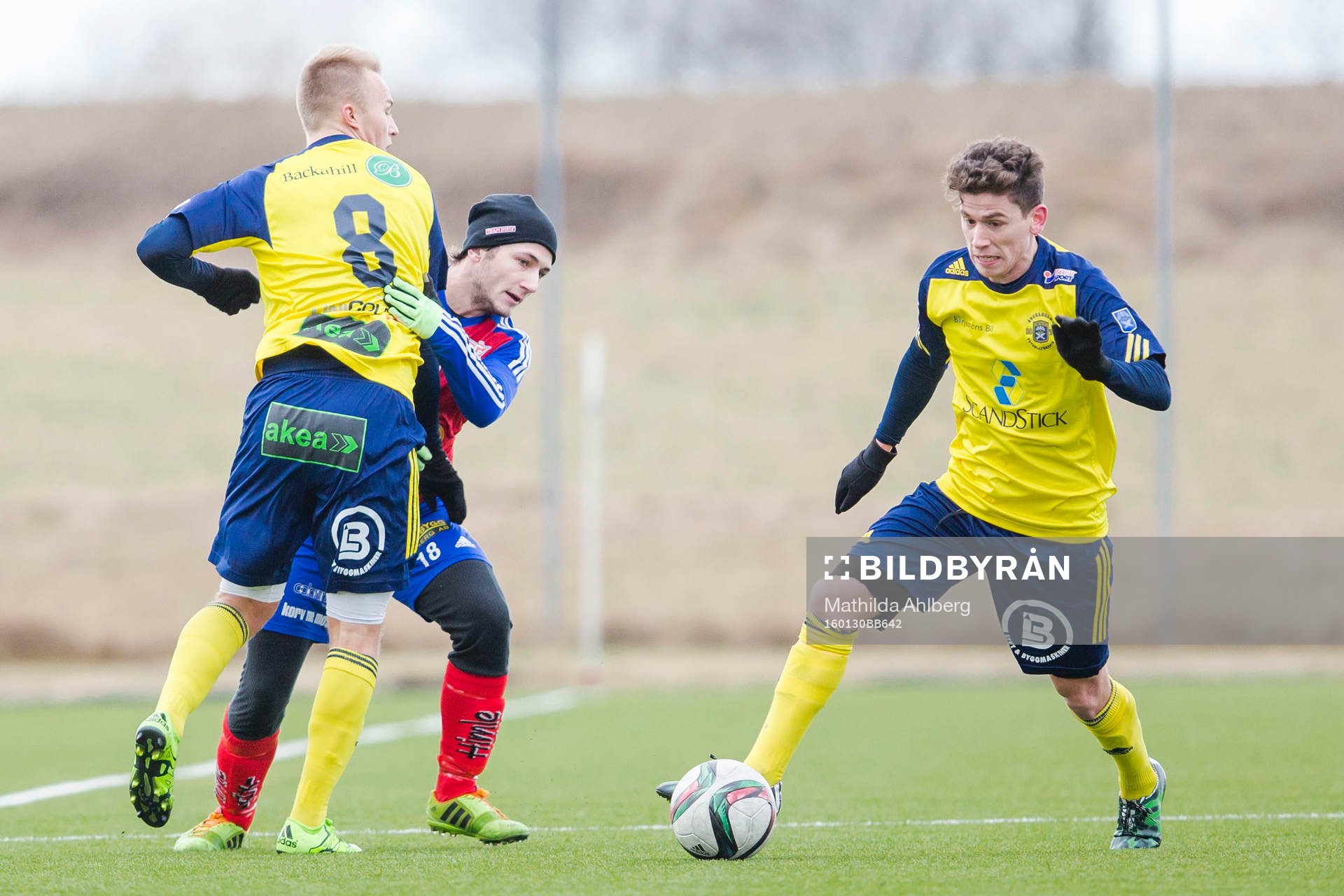 Ängelholms Christian Ljungberg, vänster, stoppar