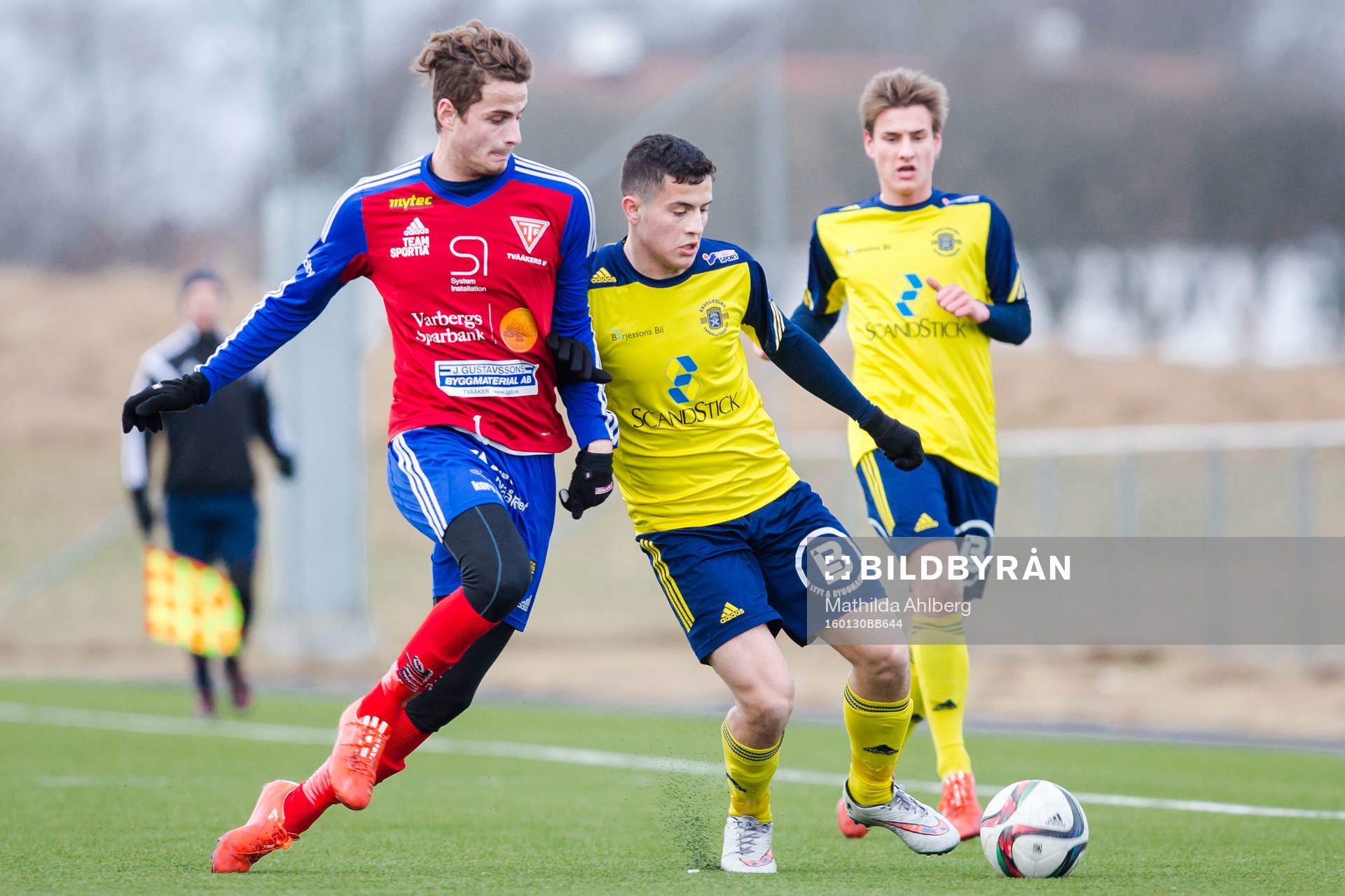 Astrit Seljmani i duell om bollen med Tvååkersspelare under fotbollsmatchen i träningsmatchen mellan Ängelholms FF och Tvååkers IF den 30 januari i Ängelholm.