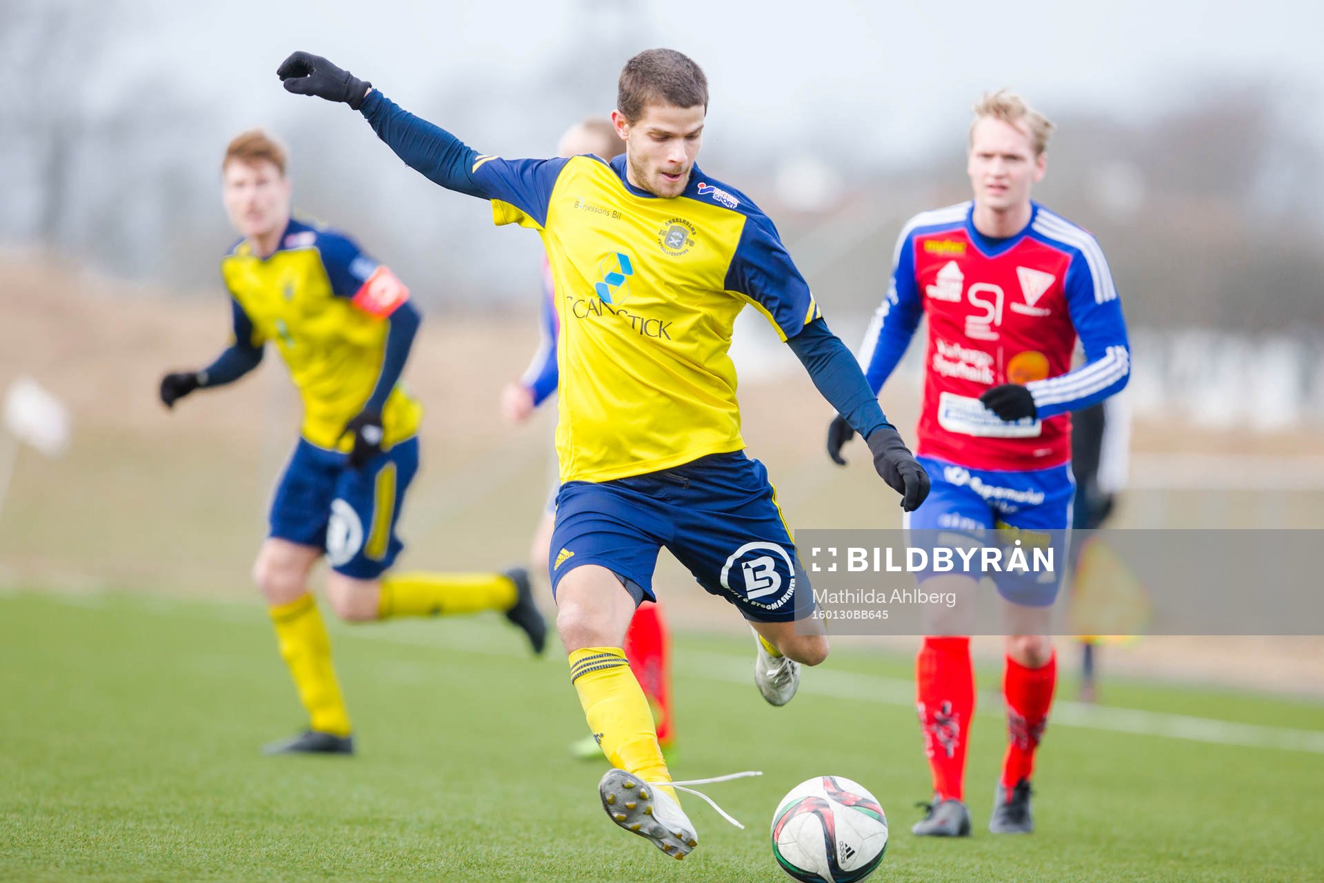Ängelholms Dennis Stojanovic-Fredin med bollen under fotbollsmatchen i träningsmatchen mellan Ängelholms FF och Tvååkers IF den 30 januari i Ängelholm.