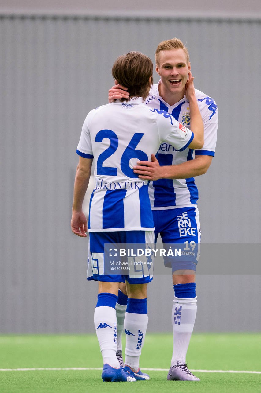IFK Göteborgs Gustav Engvall jublar ihop med Patrik
