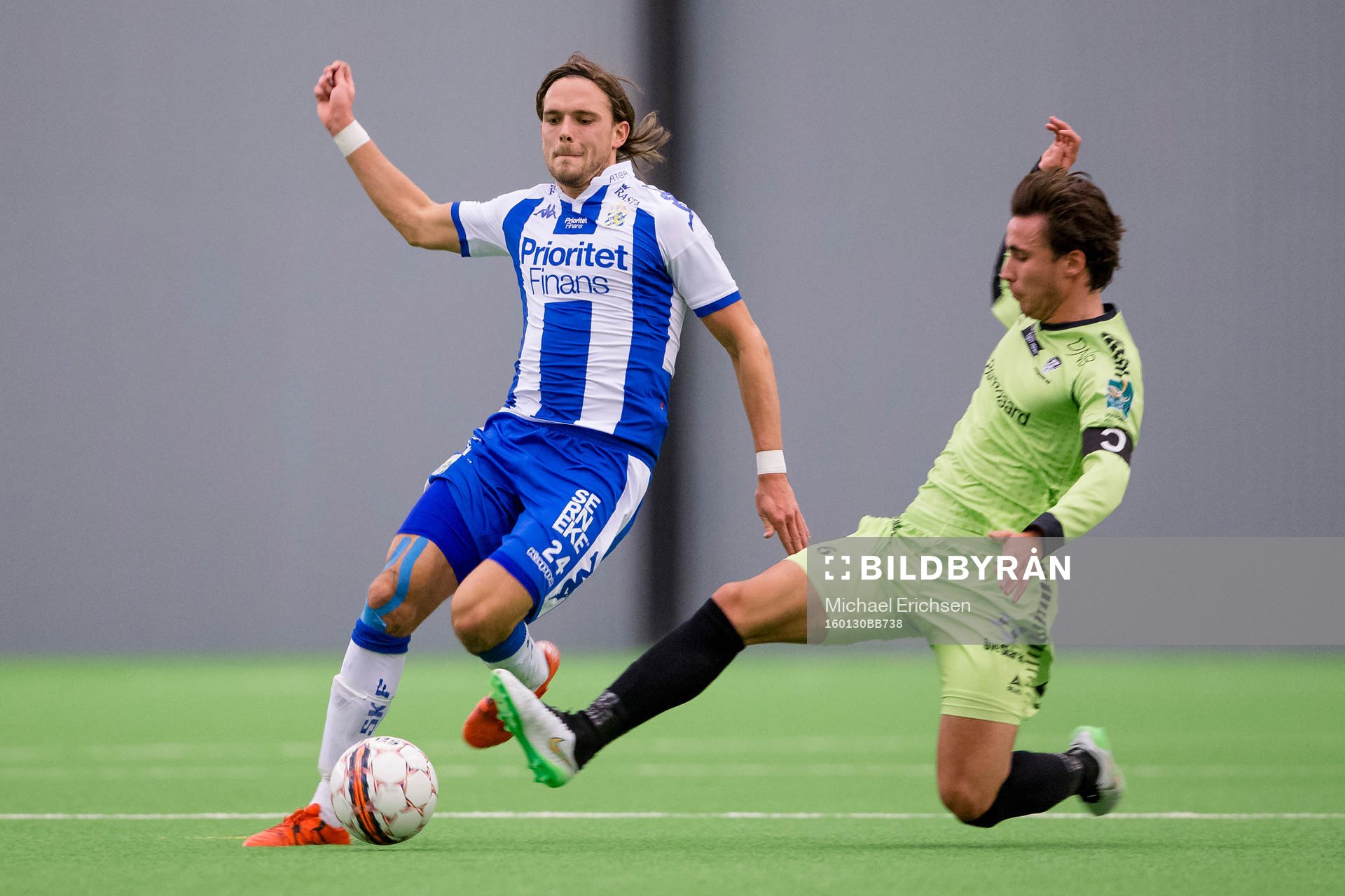 IFK Göteborgs Tom Pettersson blir glidtacklad av