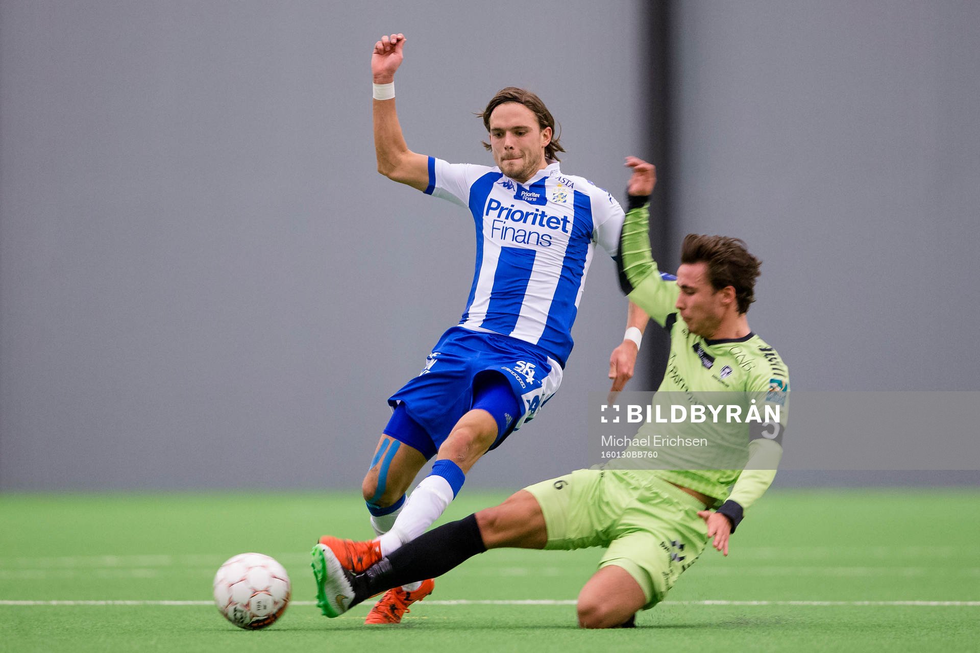 IFK Göteborgs Tom Pettersson blir glidtacklad av