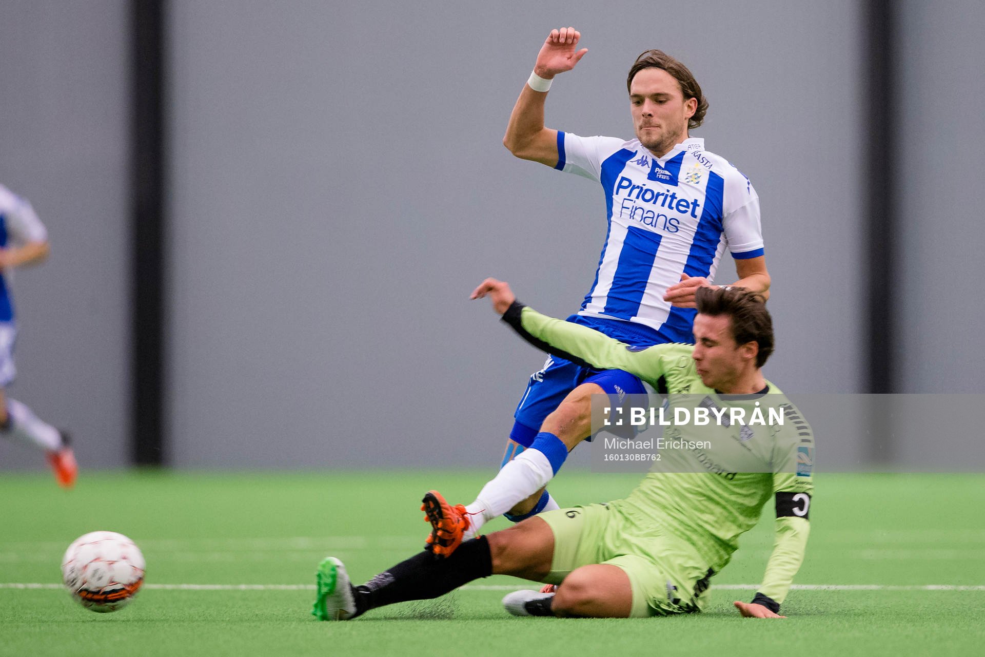 IFK Göteborgs Tom Pettersson blir glidtacklad av