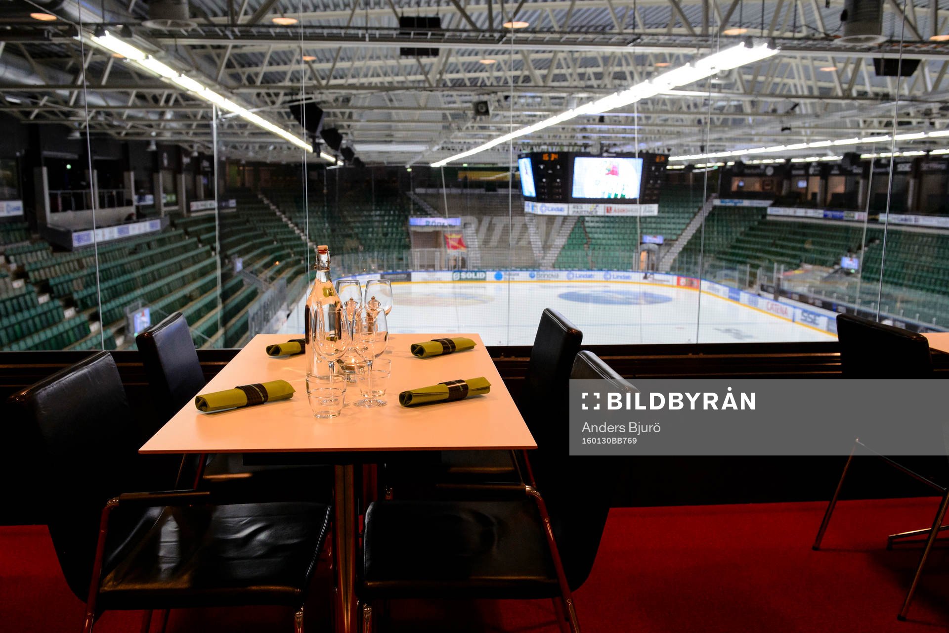 Interiör vy över isen från Lindab Arenas restaurang