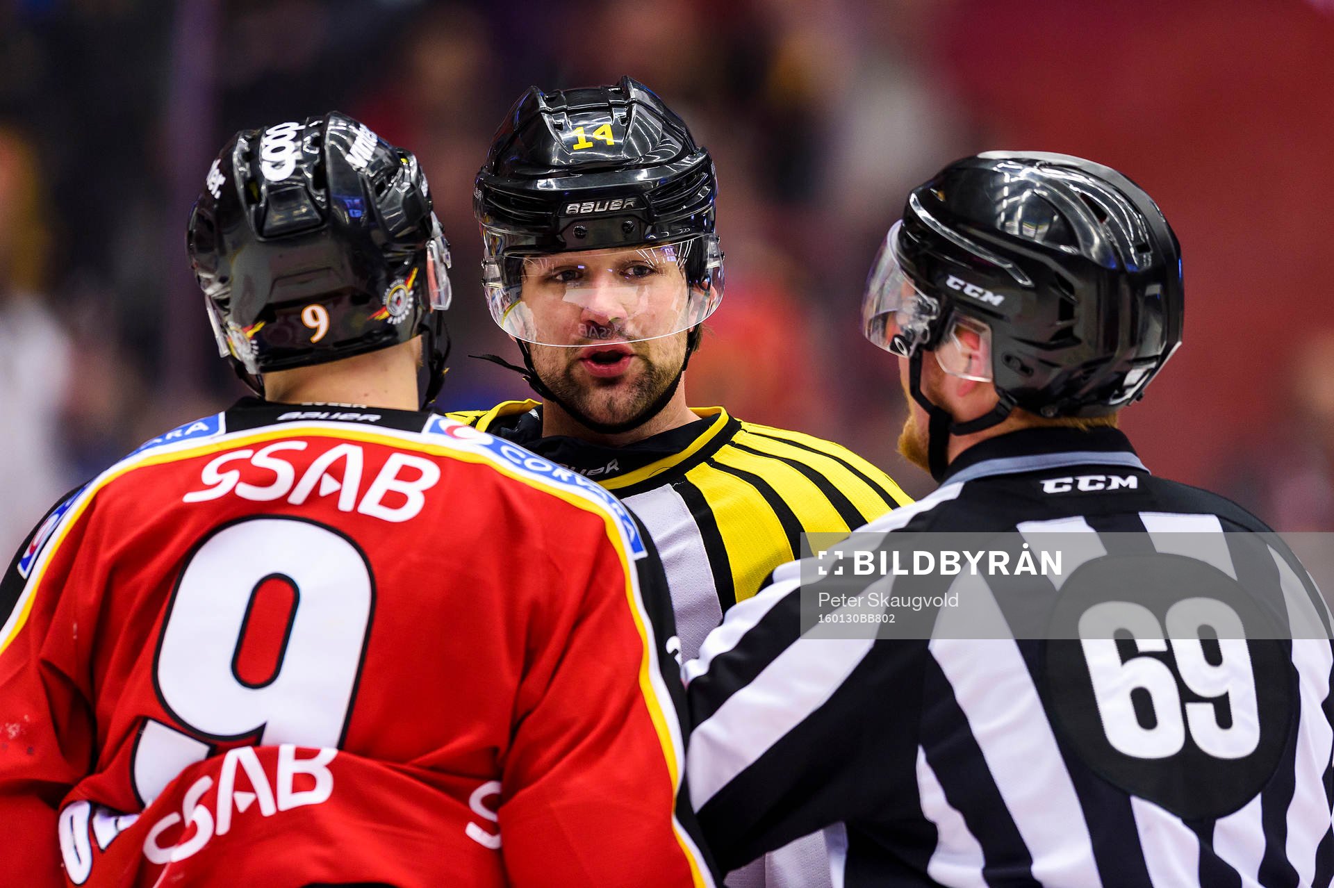 Brynäs Johan Alcén pratar med Luleås Johan Forsberg