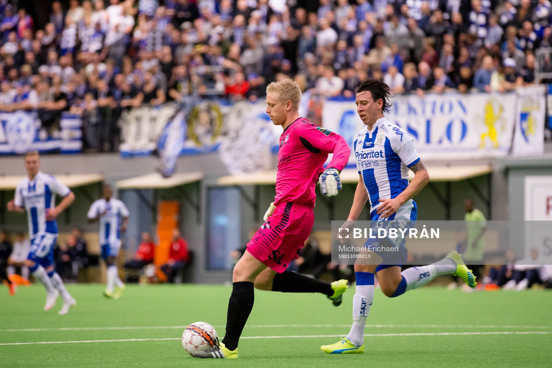 Sarpsborgs målvakt Arild Östbo pressas av IFK Göteborgs