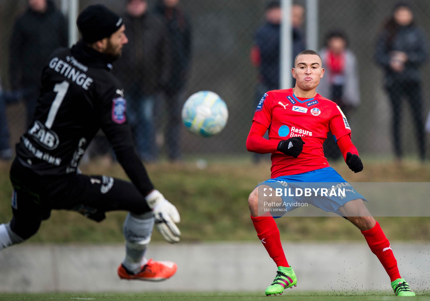 Helsingborgs Jordan Larsson skjuter mot Halmstads målvakt
