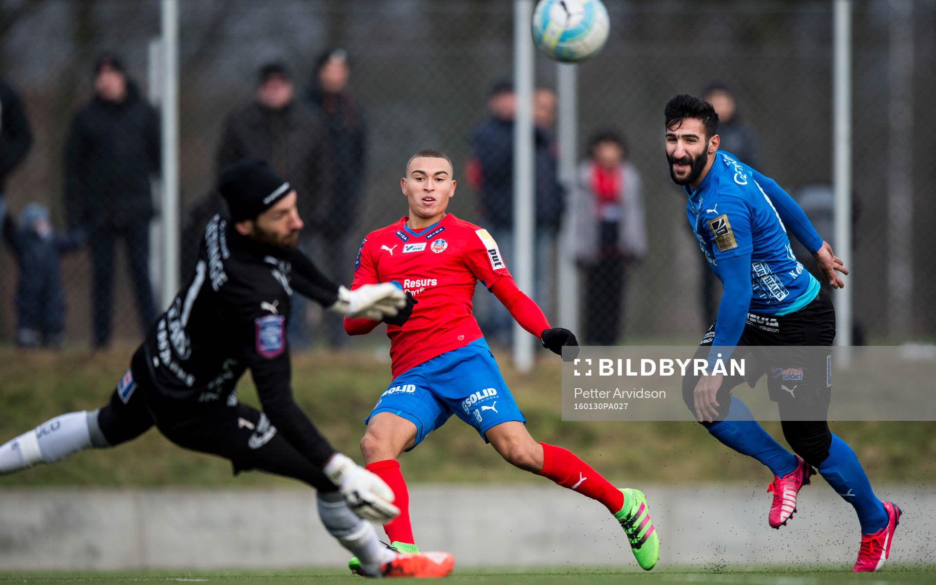 Helsingborgs Jordan Larsson skjuter