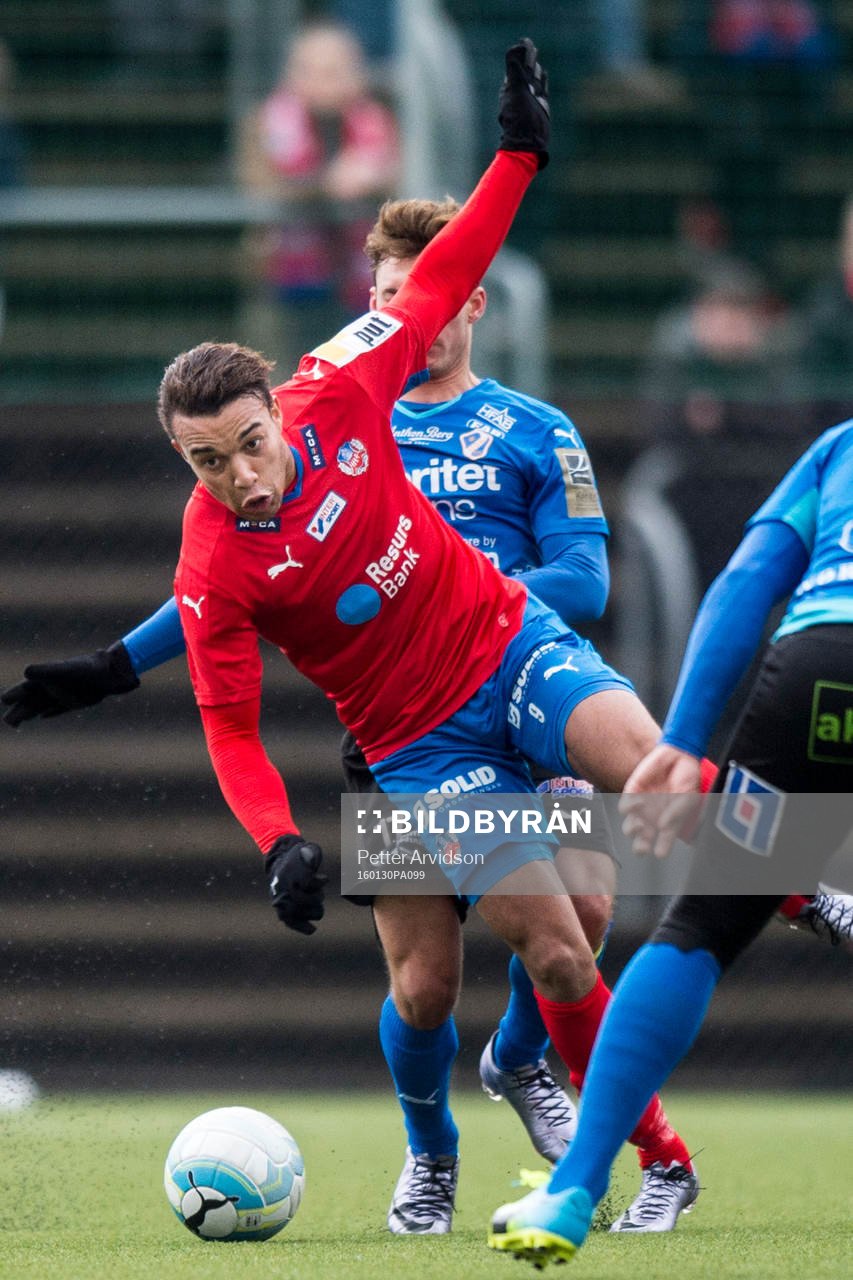 Helsingborgs Matthew Rusike faller i kamp med Halmstads Sead Haksabanovic och Mohammed Ali Khan under en träningsmatch i fotboll mellan Helsingborg och Halmstad 30 januari 2016 i Helsingborg.