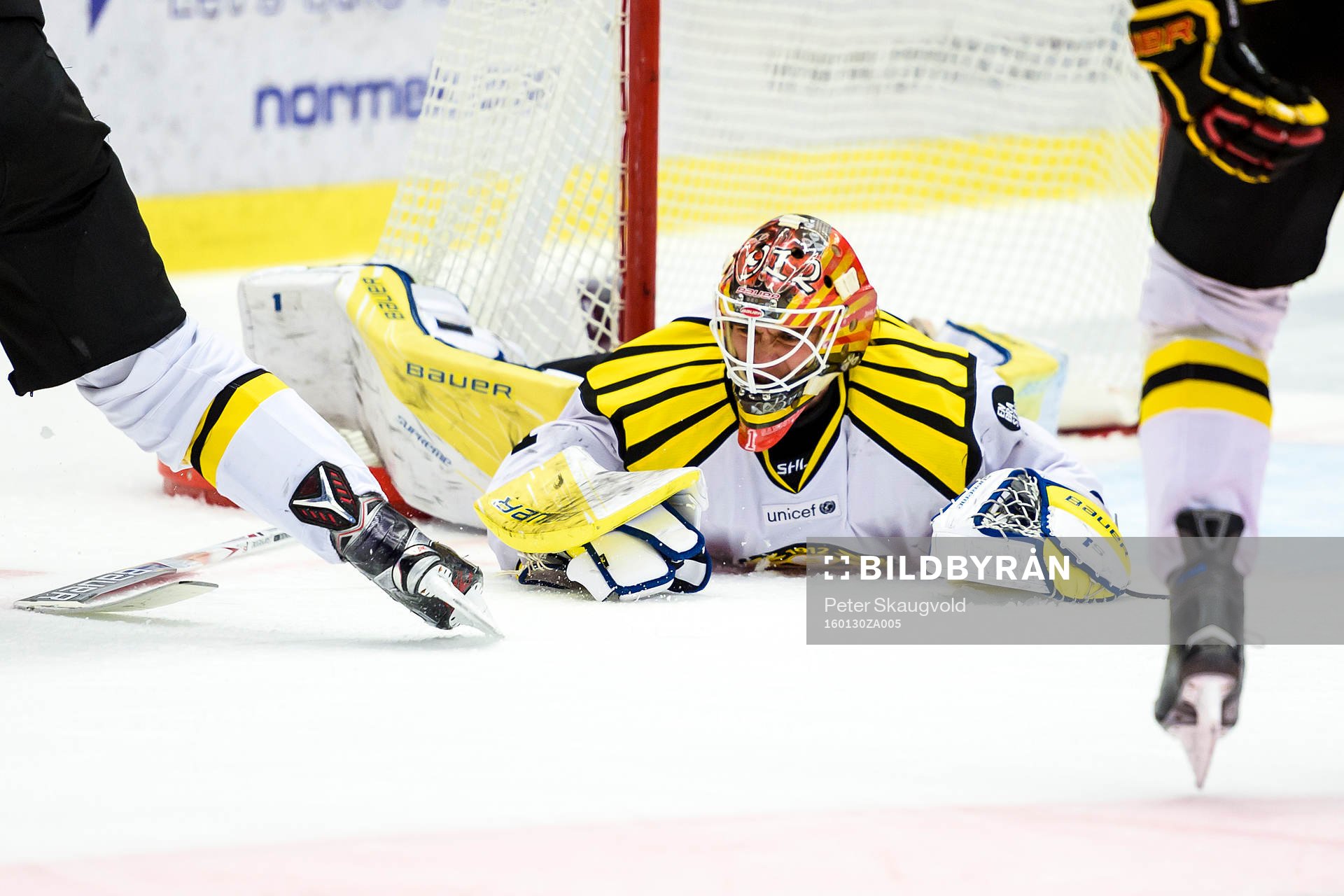 Brynäs målvakt Felix Sandberg tappar sin klubba