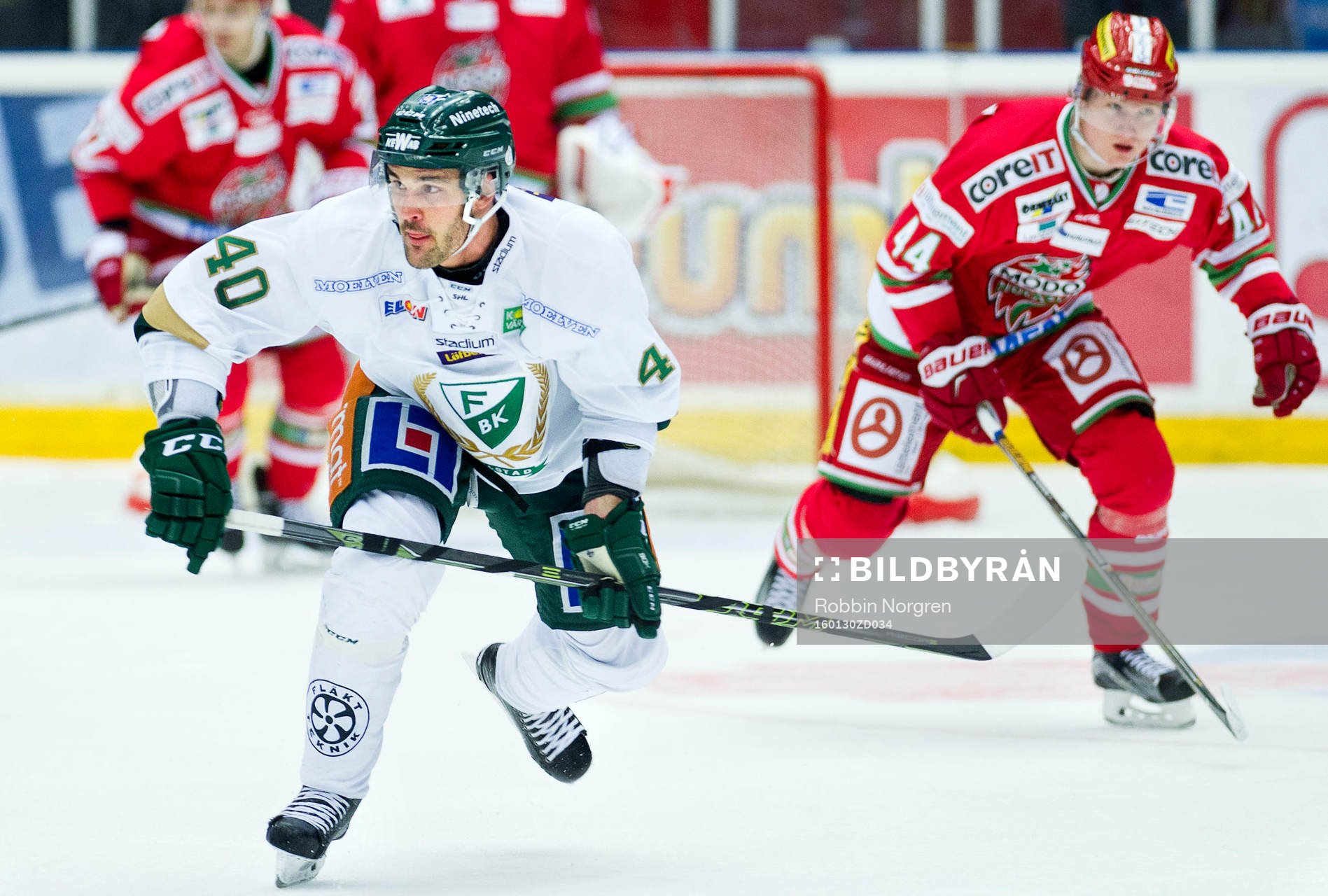 Färjestads Niklas Arell och Modos Carl Grundström