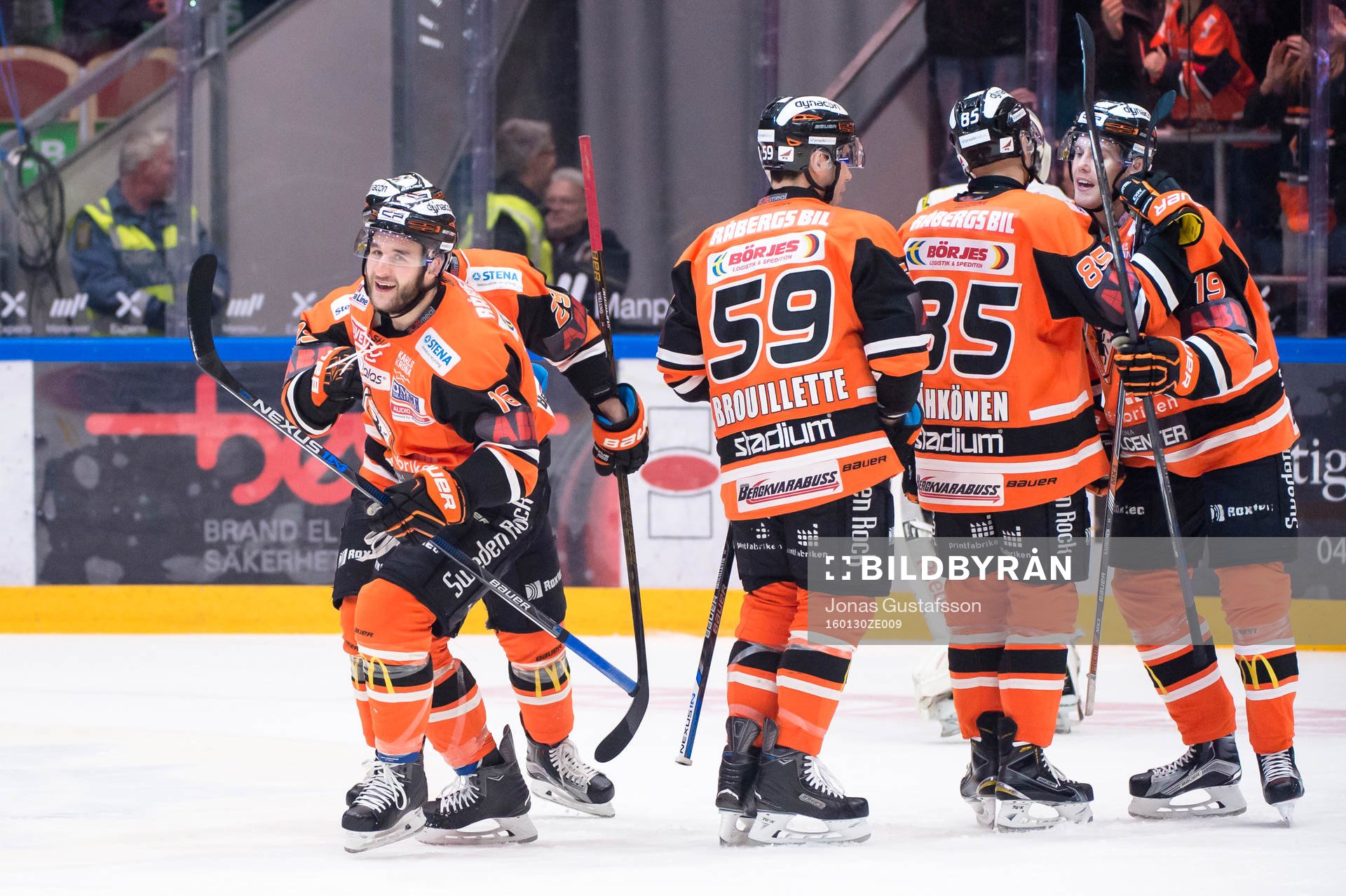 Karlskronas Kristoffer Söder har gjort 2-0 och jublar