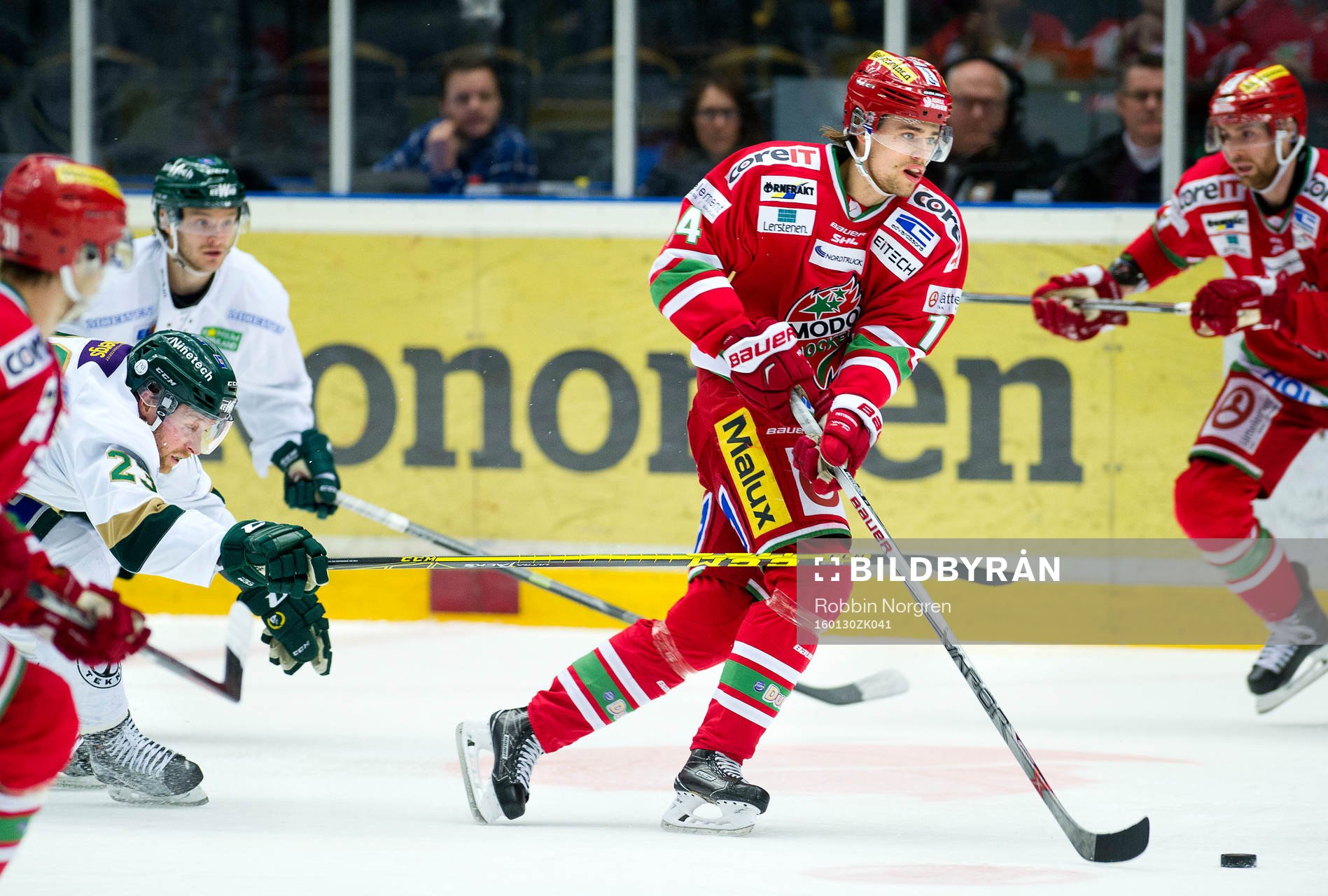 Färjestads Martin Röymark och Modos Emil Pettersson