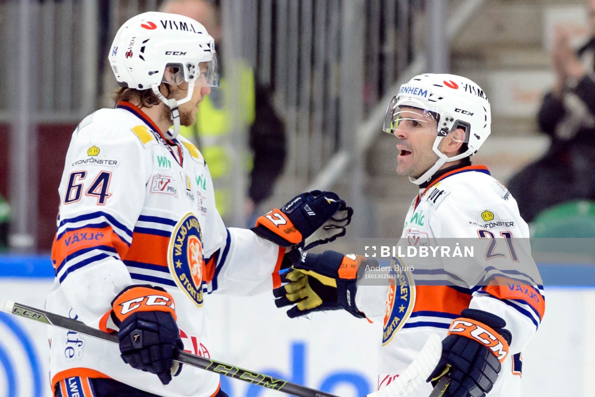 Växjös Eric Martinsson jublar med Cory Murphy