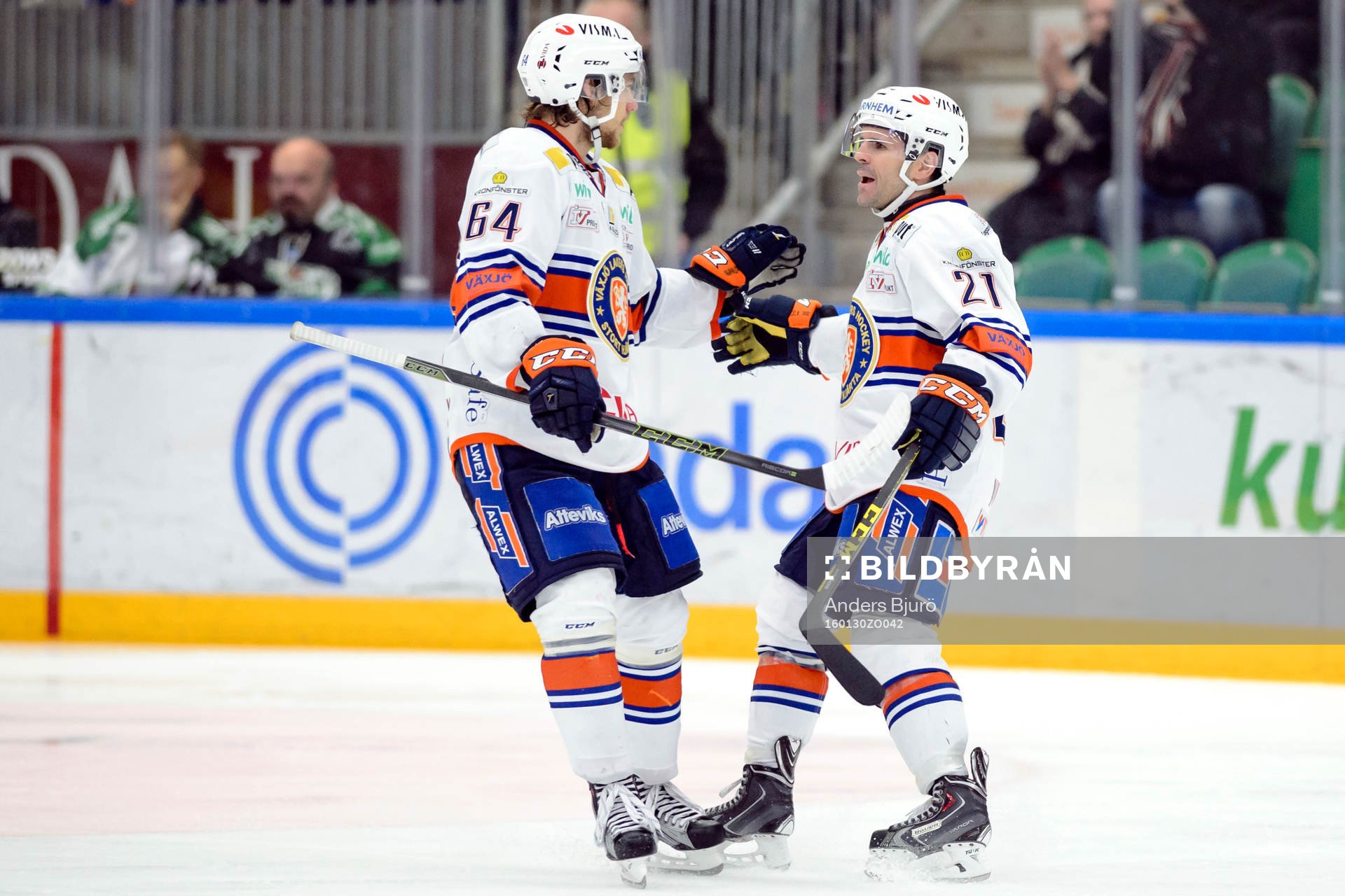 Växjös Eric Martinsson jublar med Cory Murphy