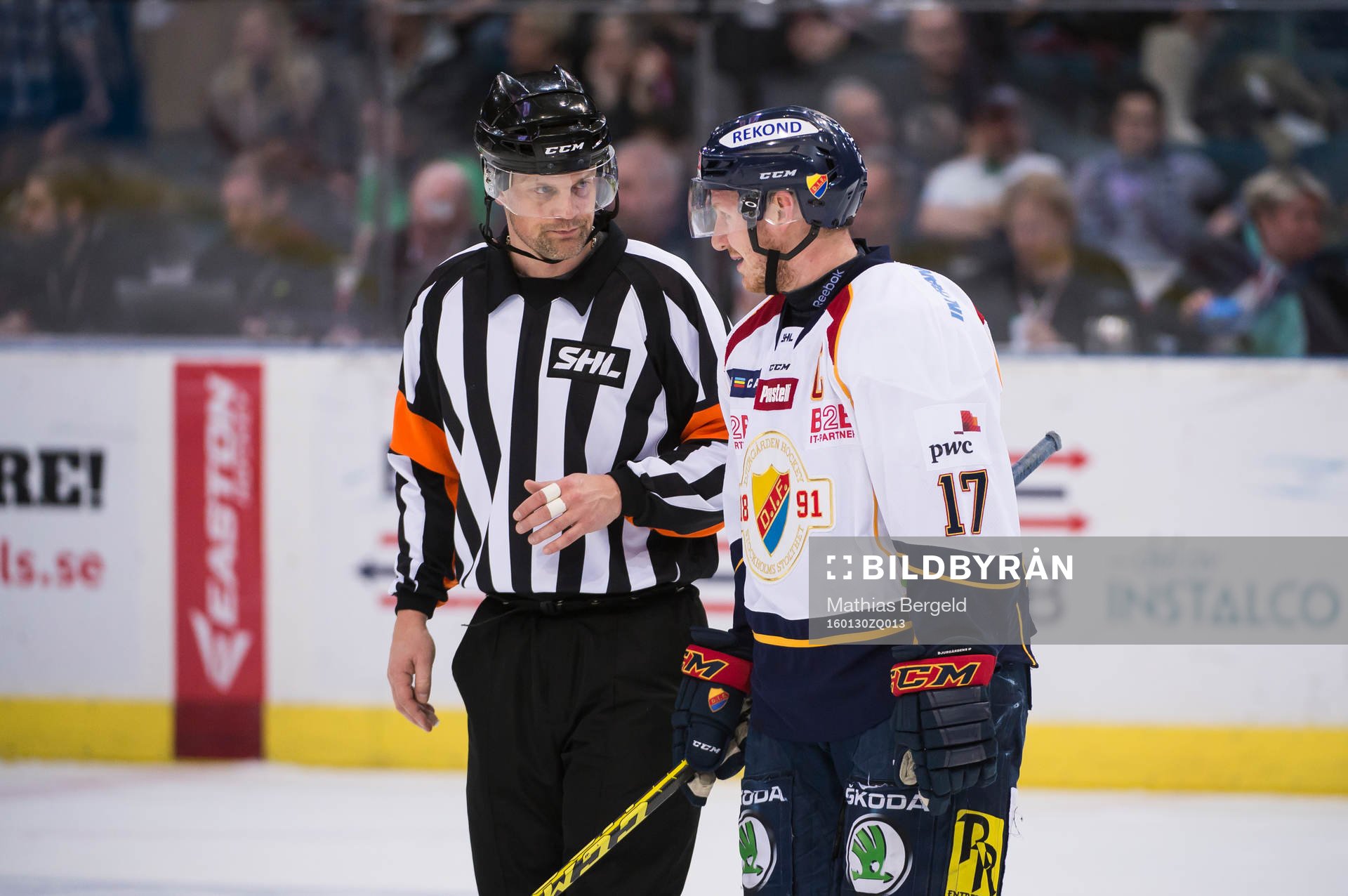 <Domare Mikael Nord diskuterar med Djurgårdens Henrik