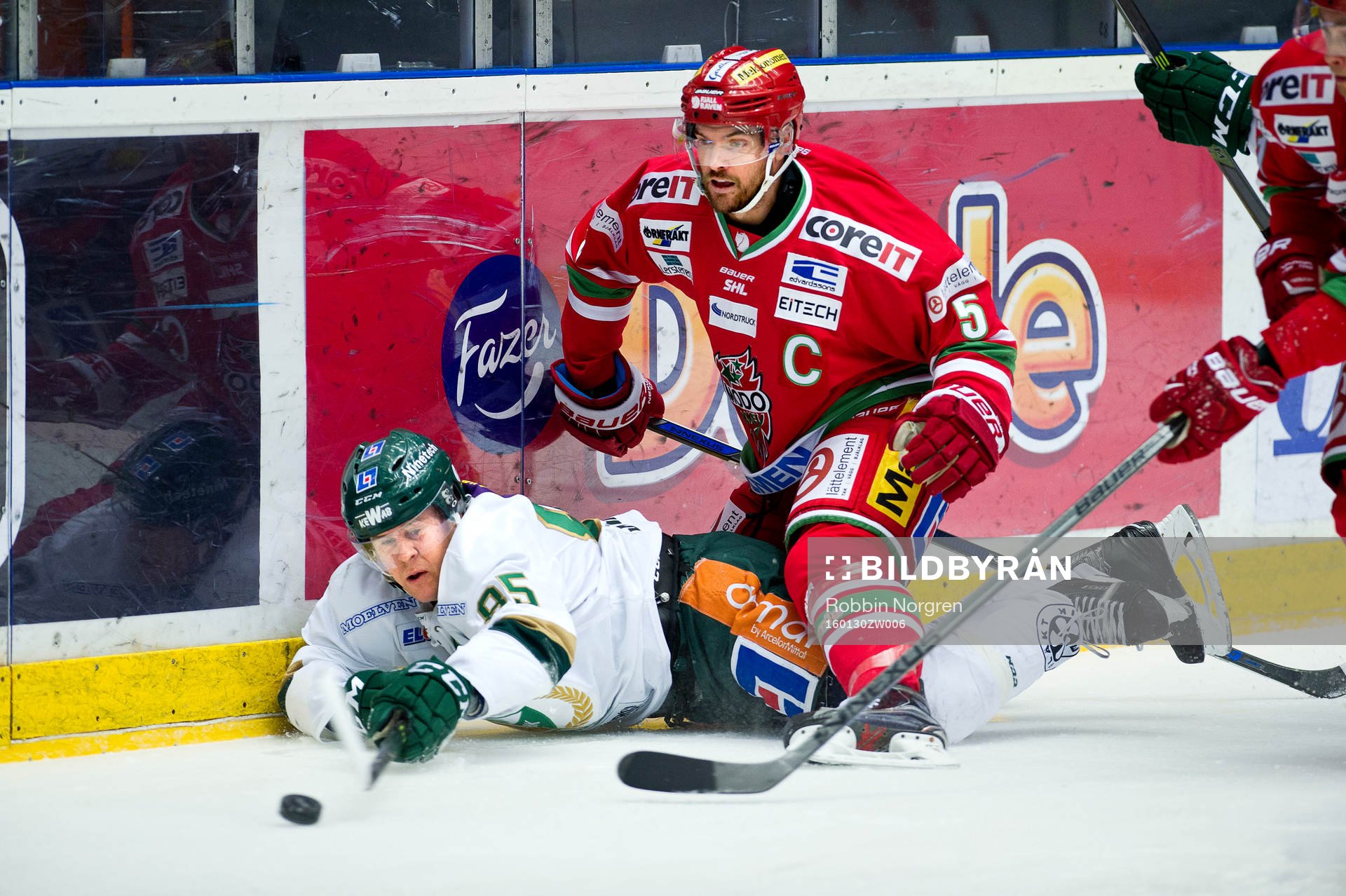 Färjestads Mikael Johansson och Modos Noah Welch