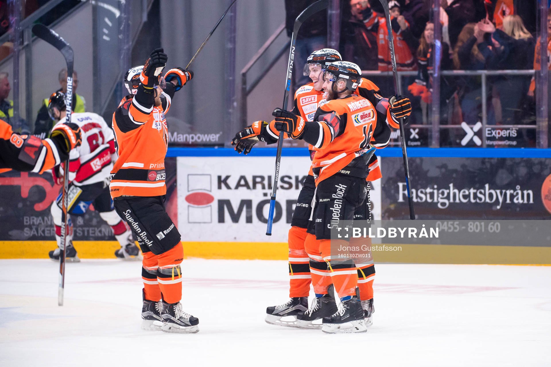 Karlskronas Kristoffer Söder har gjort 2-0 och jublar