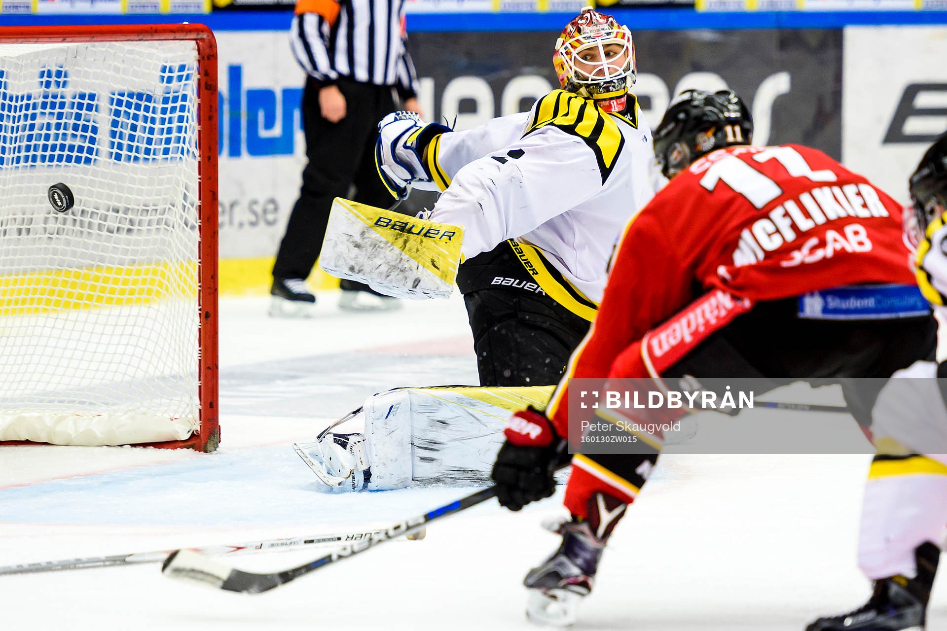 Luleås Jacob Micflikier gör 1-0 bakom Brynäs målvakt