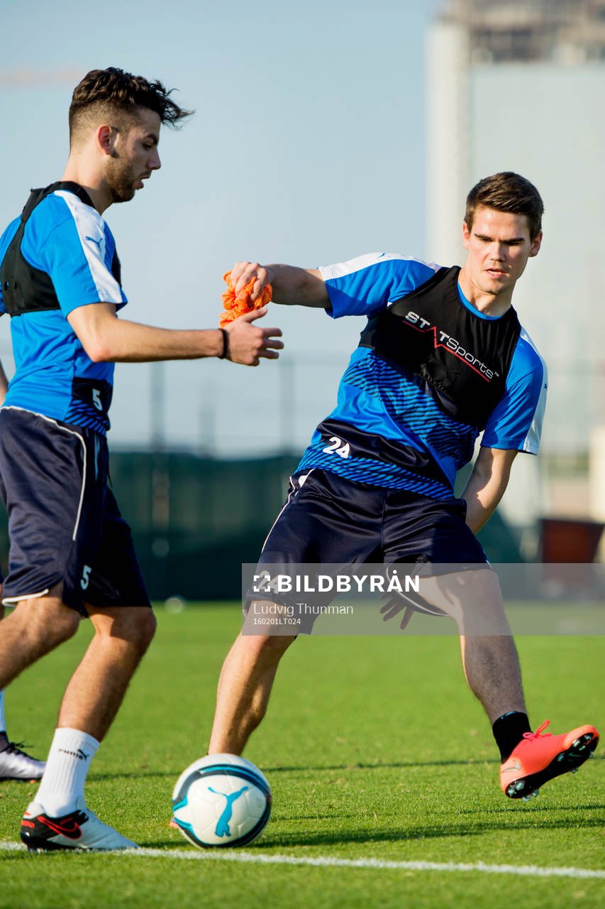 Malmö FFs Vidar Örn Kjartansson bevakar Erdal Rakip
