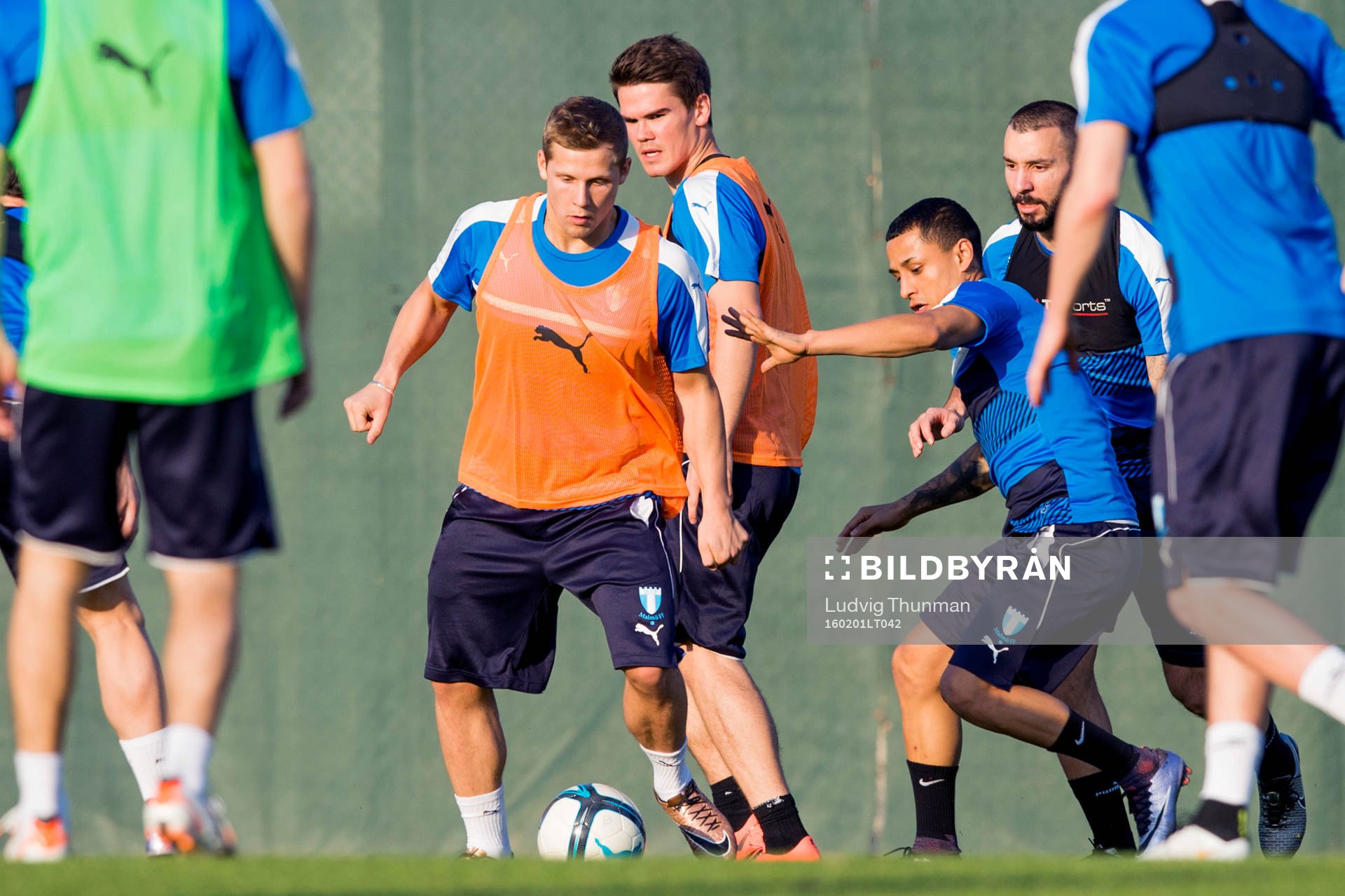 Malmö FFs Erik Andersson i kamp om bollen med Yoshimar Yotún under en träning den 1 februari 2016 i Dubai.