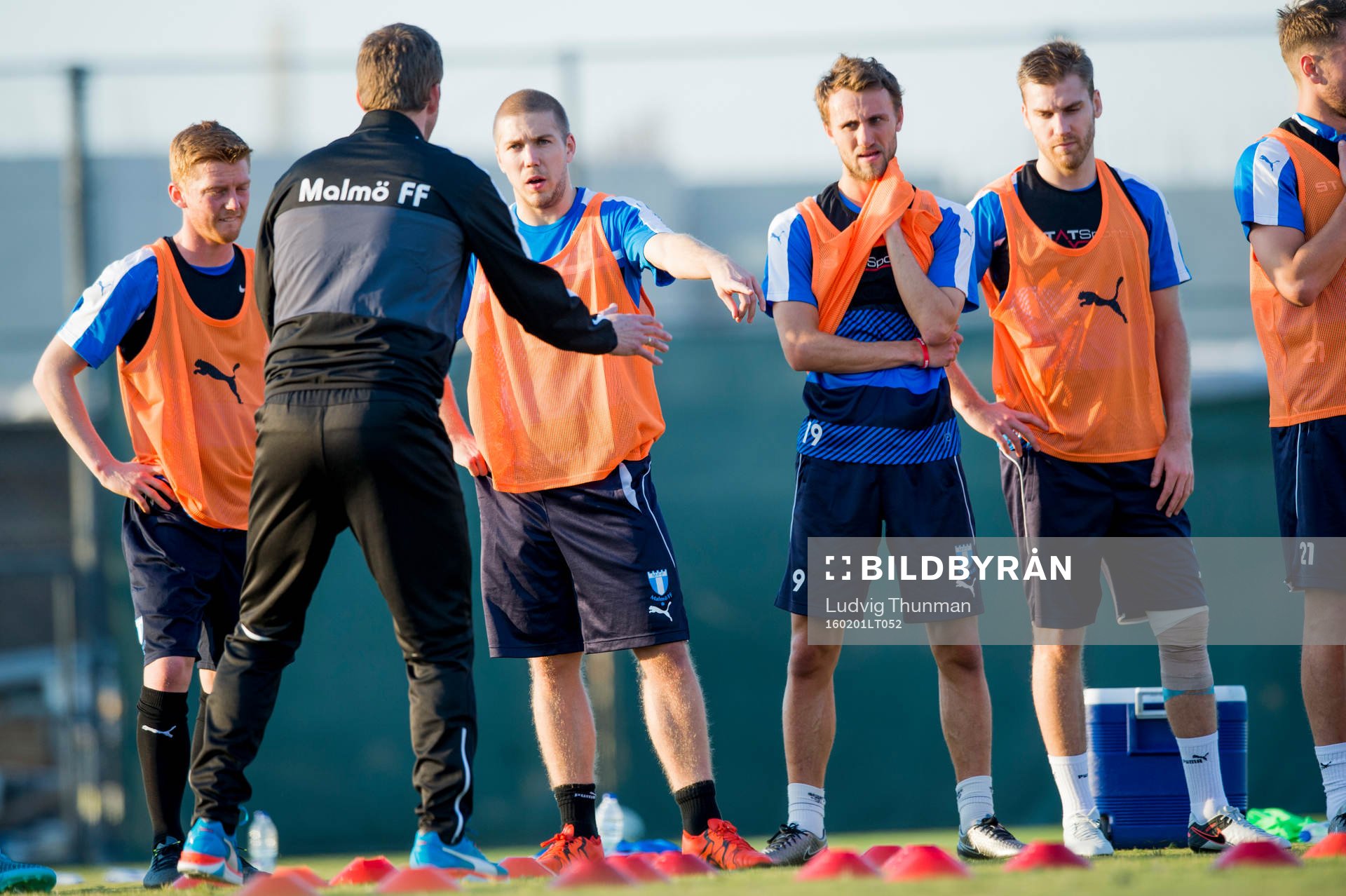 Malmö FFs tränare Allan Kuhn instruerar Anton Tinnerholm under en träning den 1 februari 2016 i Dubai.