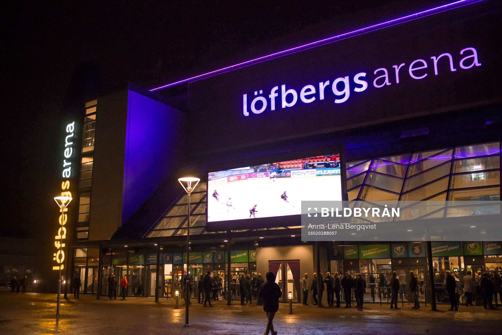 En exteriör  bild Löfbergs Arena innan ishockeymatchen i