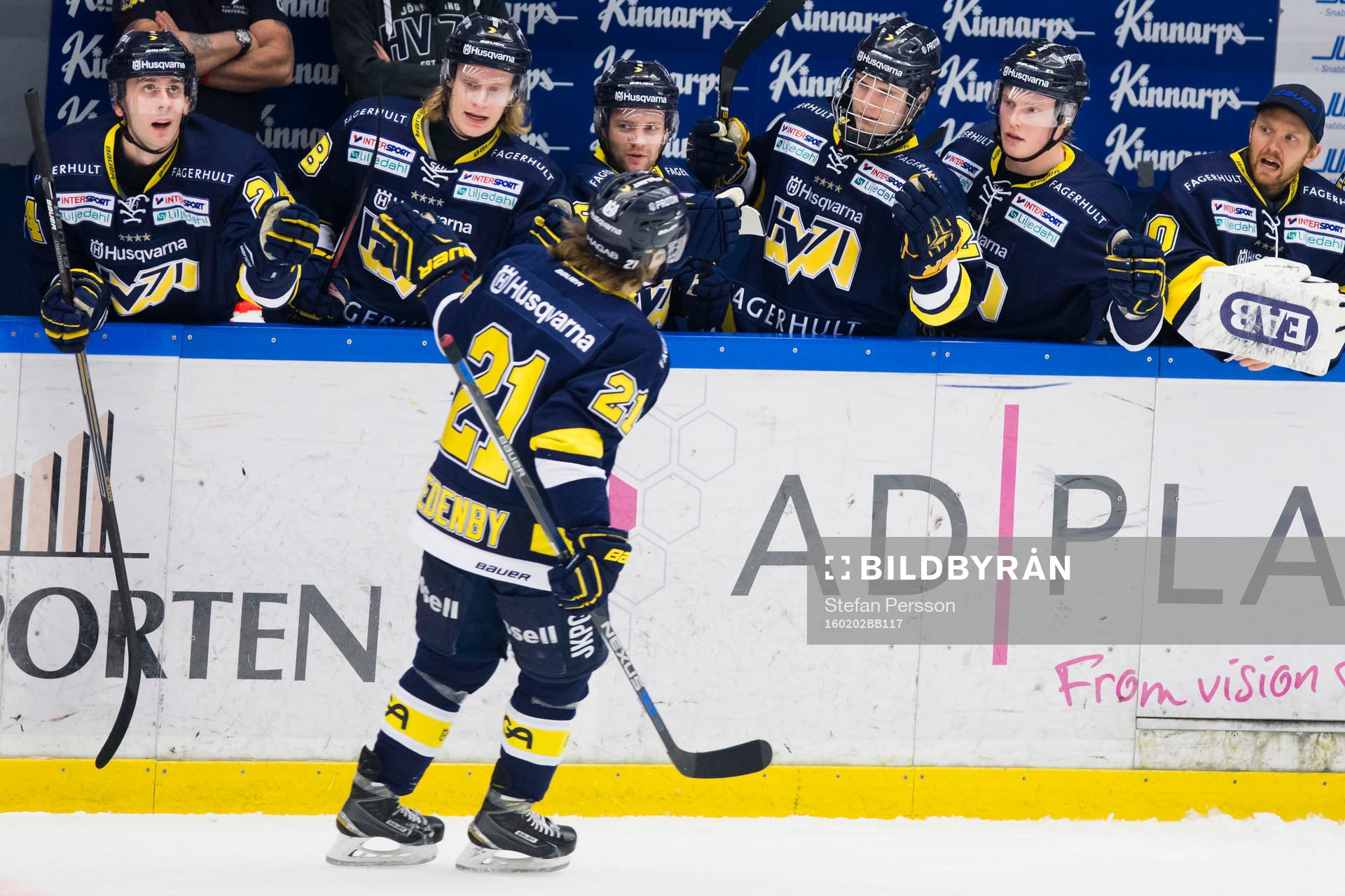 s Mattias Tedenby jublar med lagkamrater