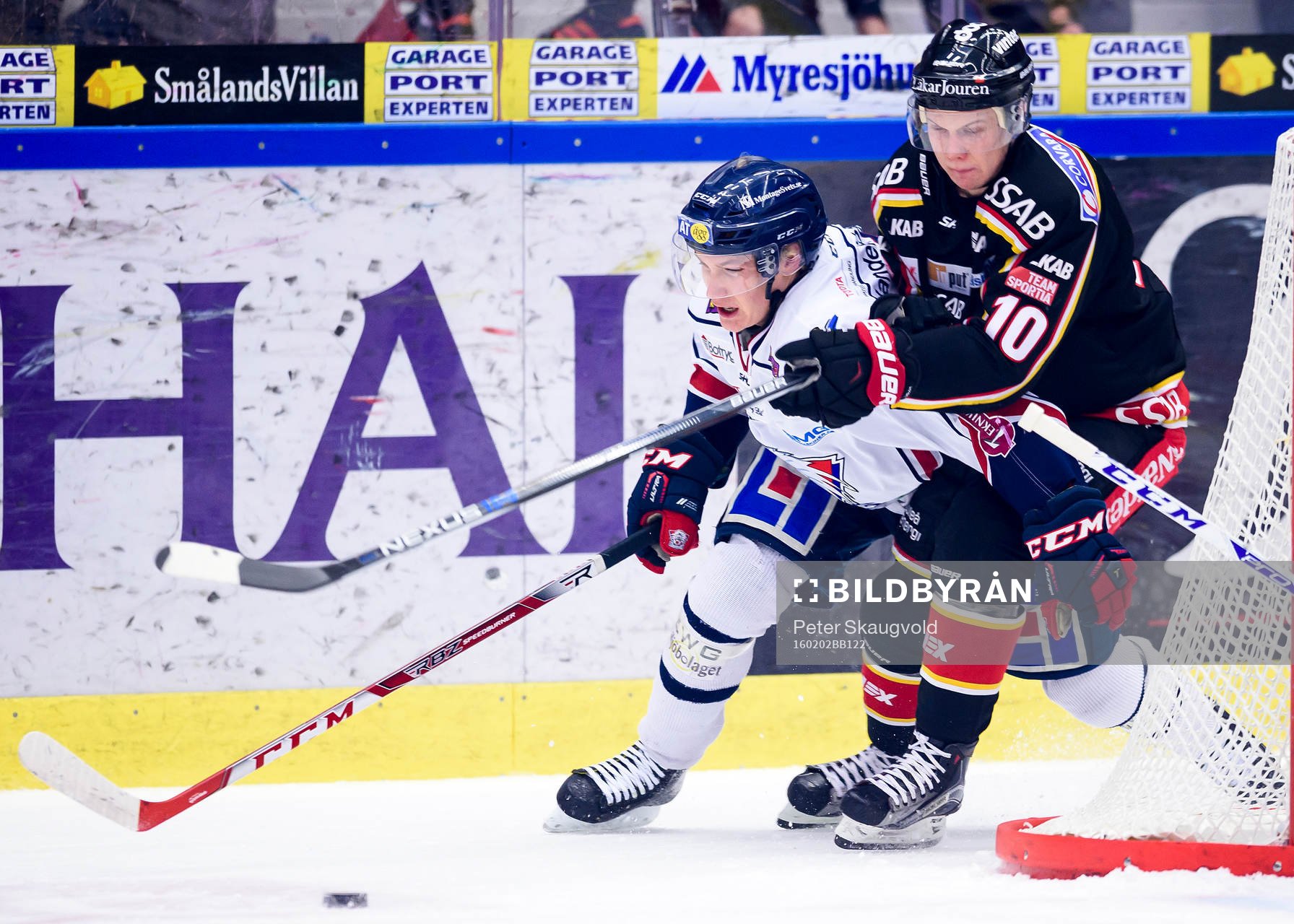 Linköpings Gustav Forsling jagas av Luleås Toni Rajala