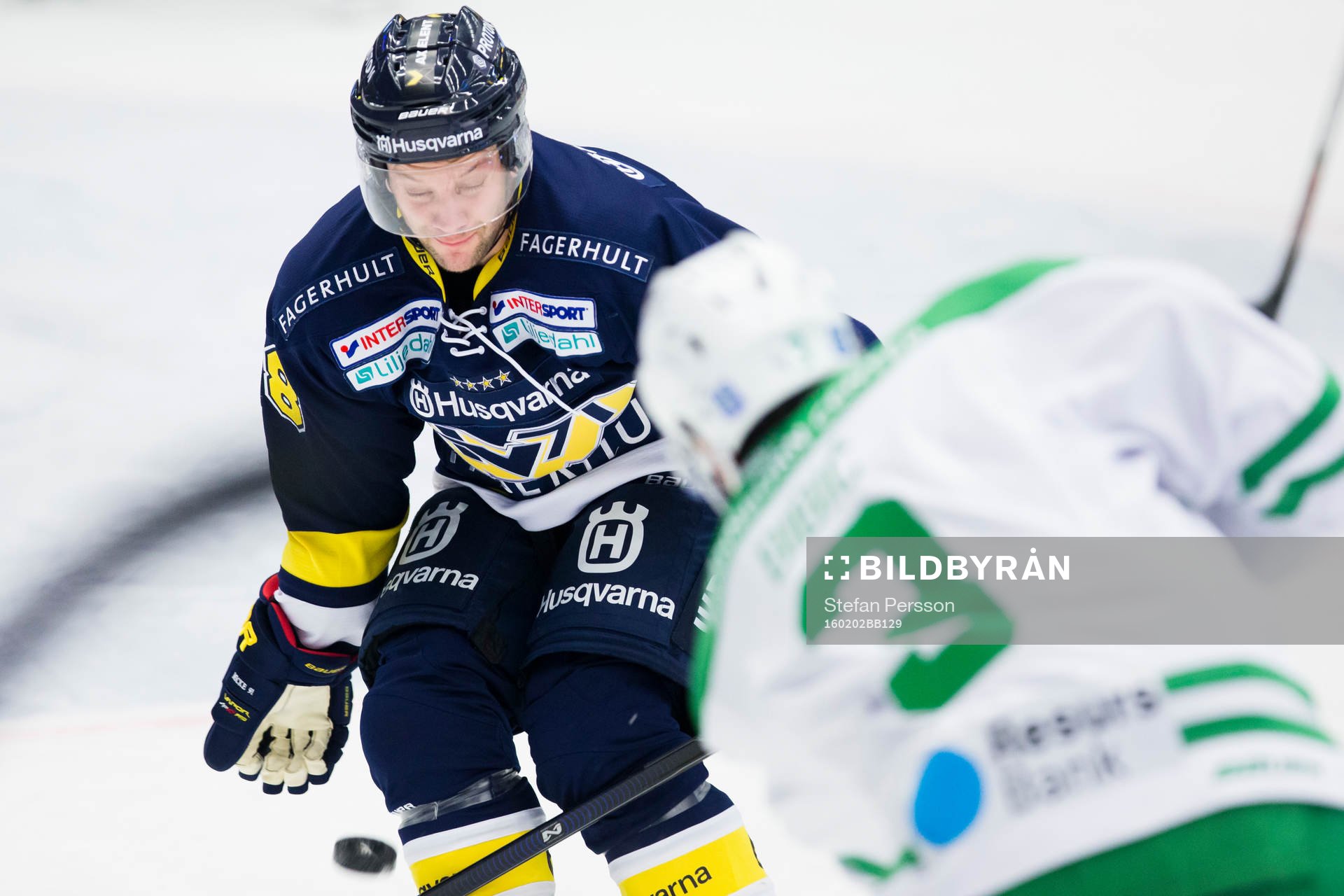 s Pär Arlbrandt täcker skott från Rögles Almen Bibic