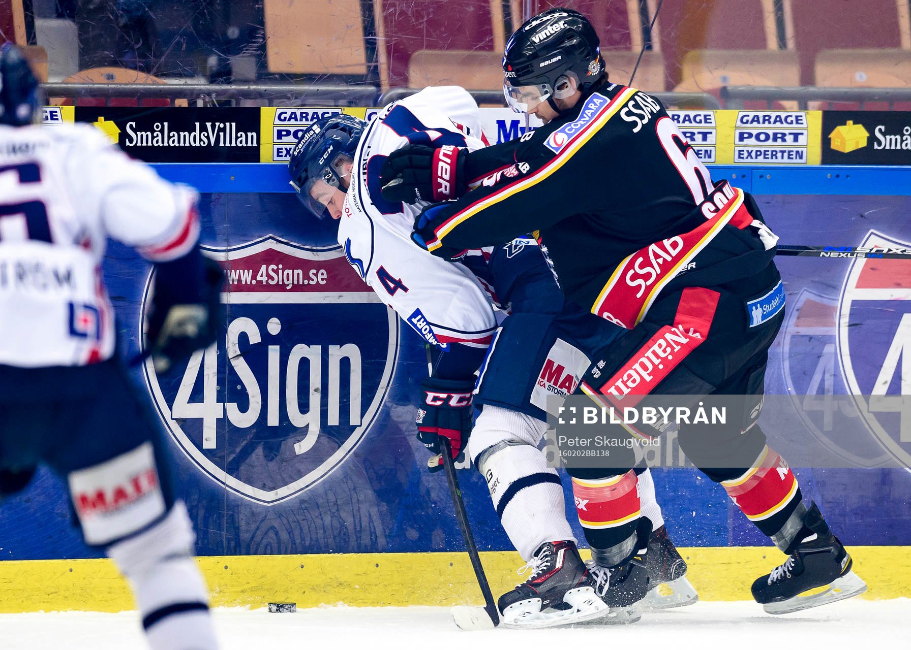 Luleås Craig Schira tacklar Linköpings Fredric Andersson