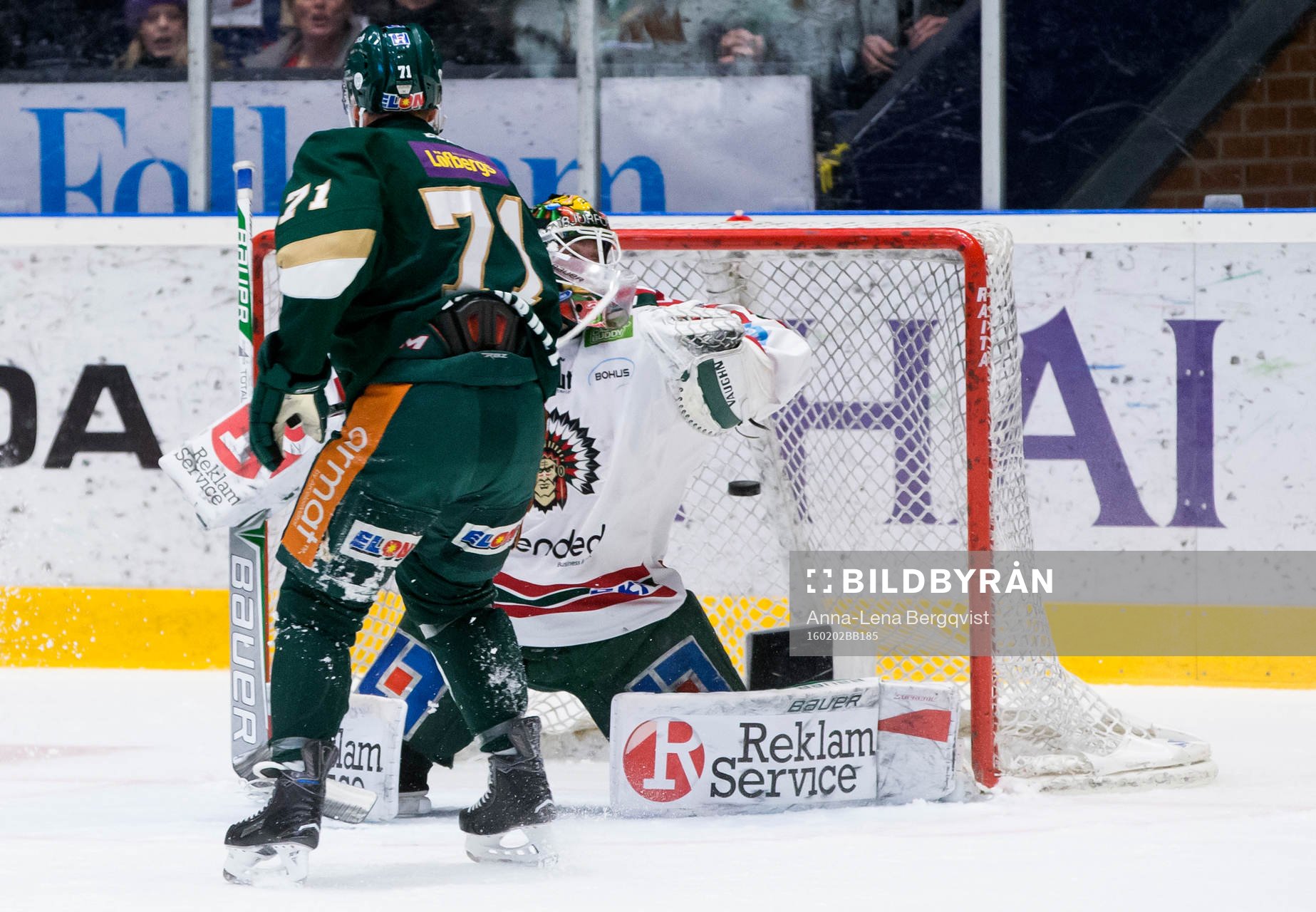 Färjestads Travis Turnbull ser pucken gå in bakom