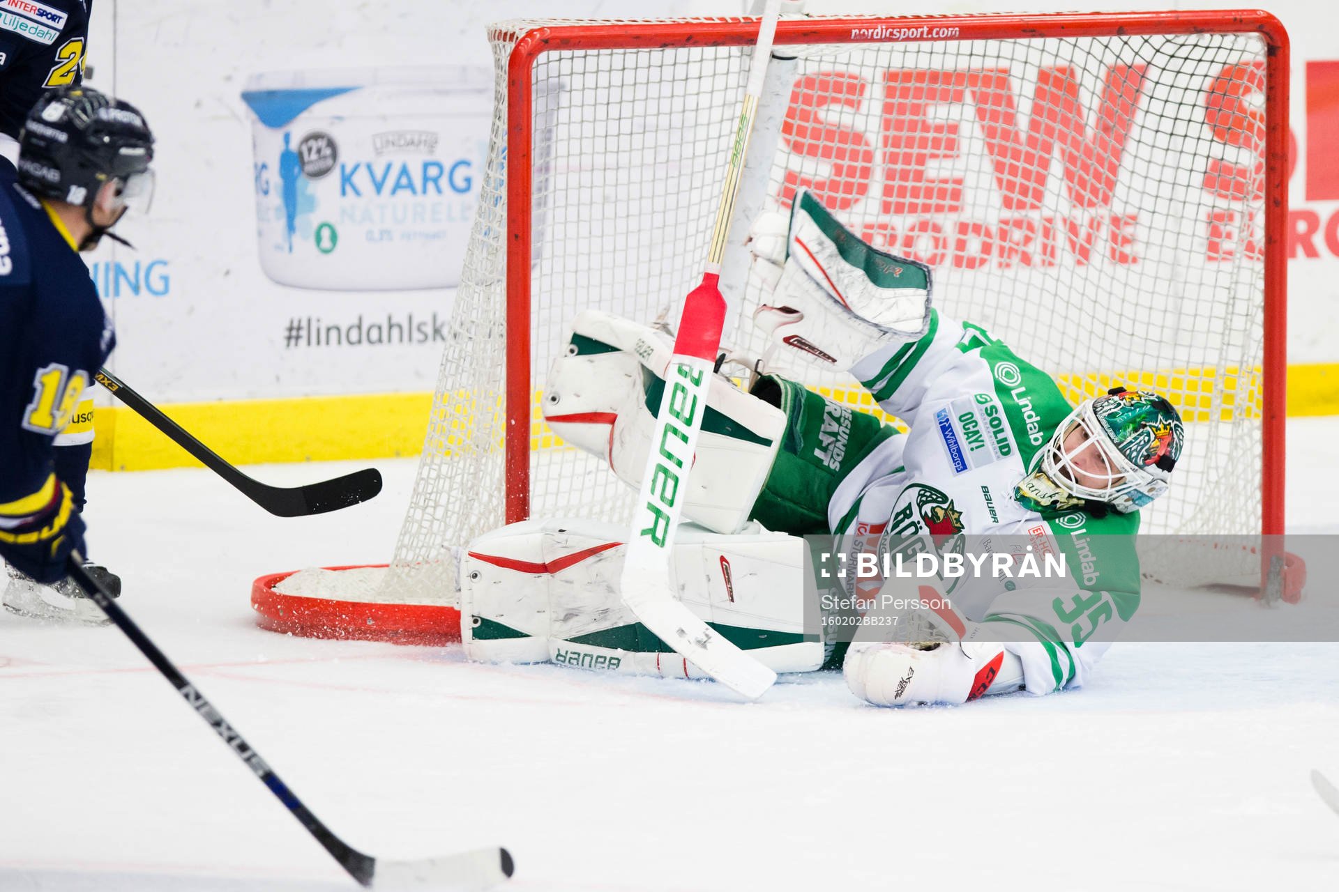s Pär Arlbrandt gör 2-1 bakom Rögles målvakt Oscar Dansk