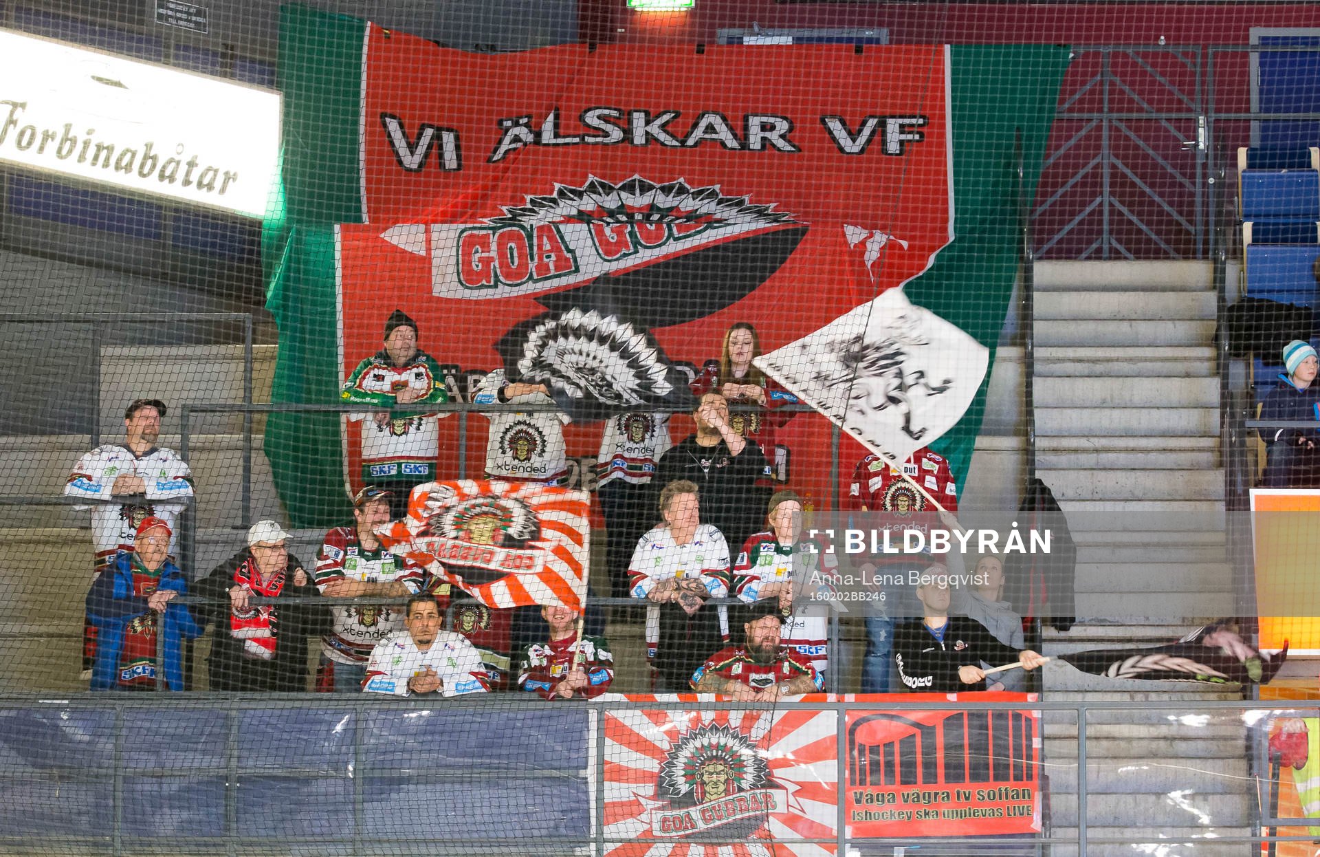 Frölundas supportrar viftar med flaggor på bortastå