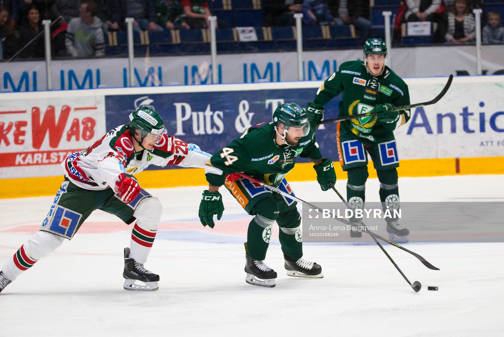 Frölundas Johan Persson och Färjestads Milan Gulas i kamp