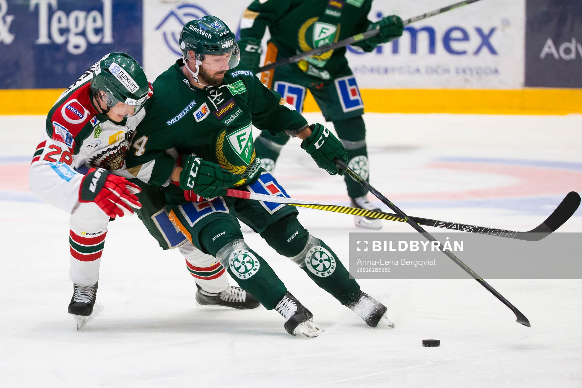 Frölundas Johan Persson och Färjestads Milan Gulas i kamp