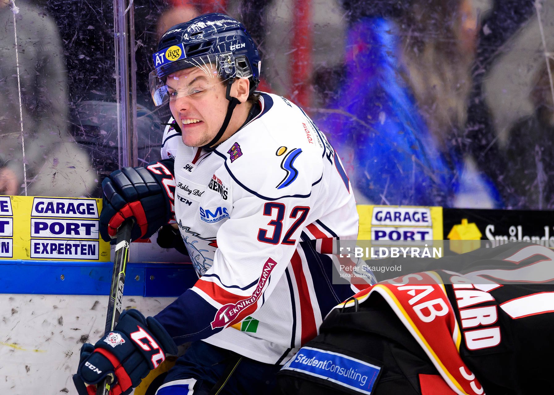 Luleås Emil Sylvegård tacklar Linköpings Carl Dahlström