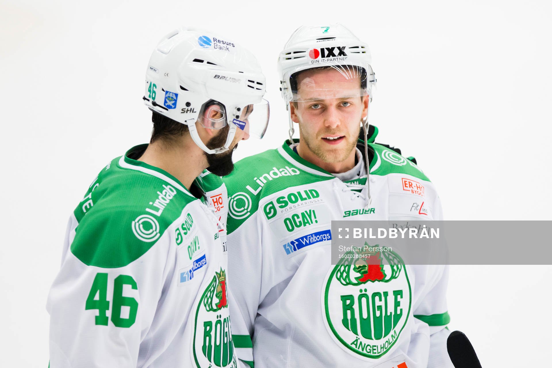 Rögles Kevin Marshall klappar om Rögles Partik Cehlin