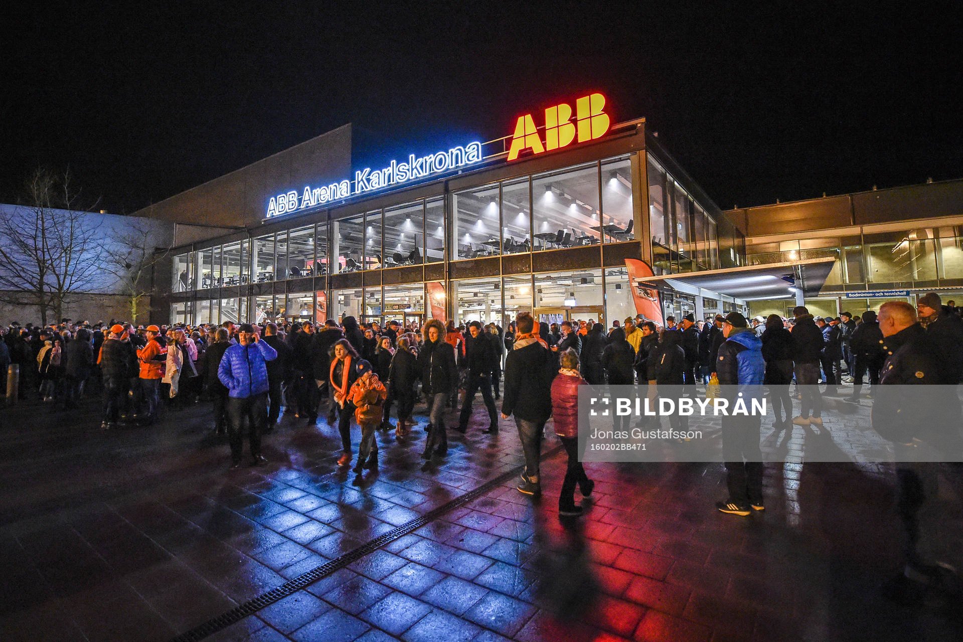 Brandrök på övervåningen inne på arenan