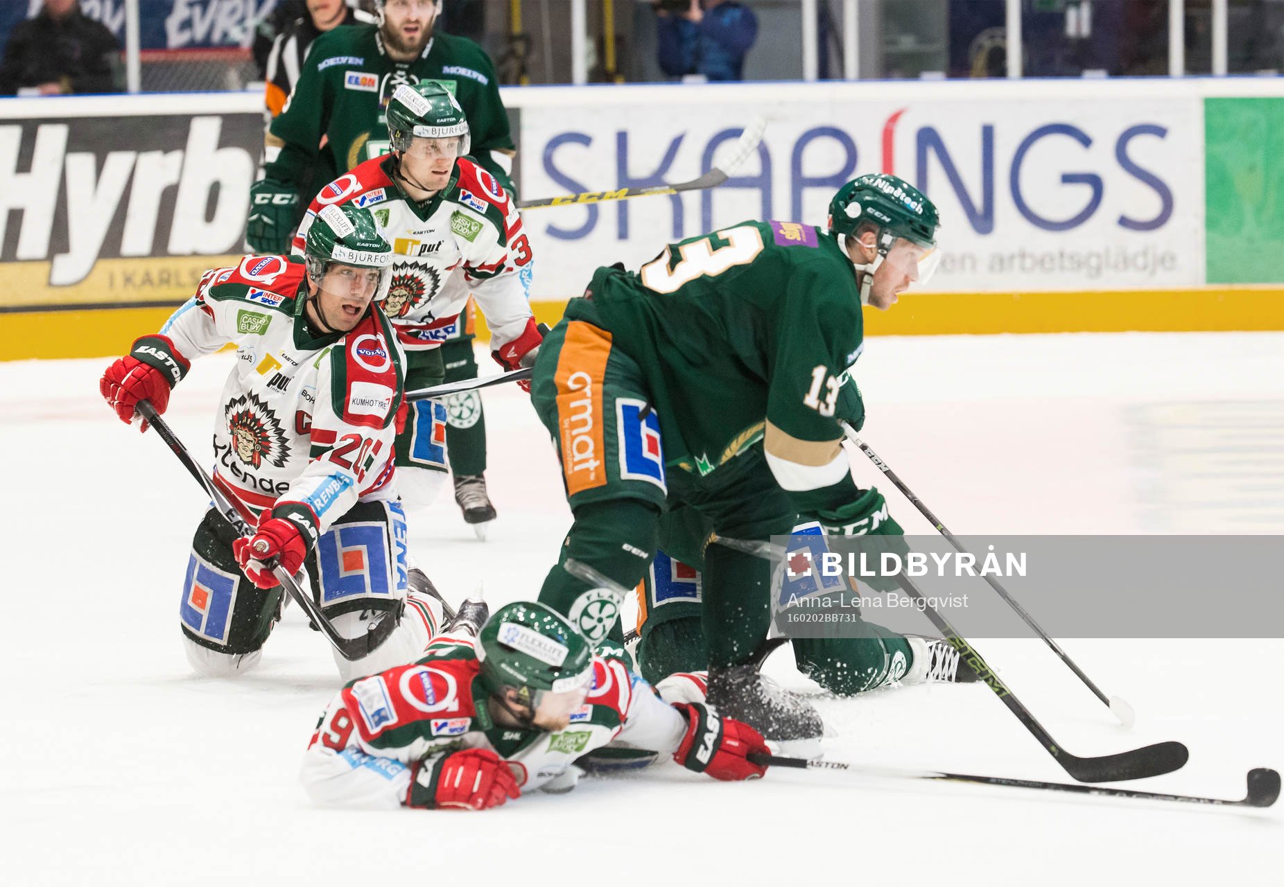 Frölundas Joel Lundqvist på knä medan Färjestads Linus