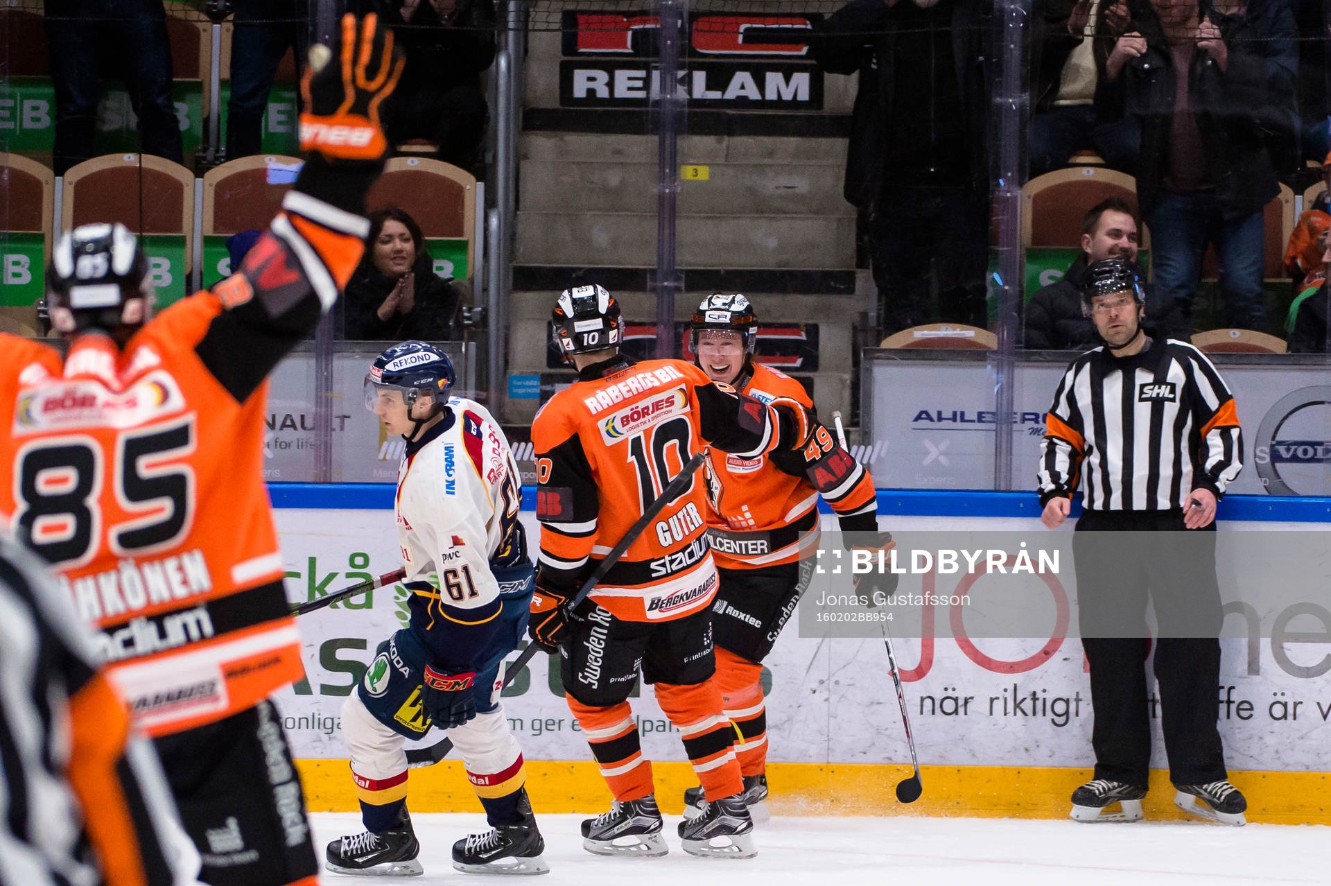 Karlskronas Filip Cruseman har gjort 4-3 och jublar