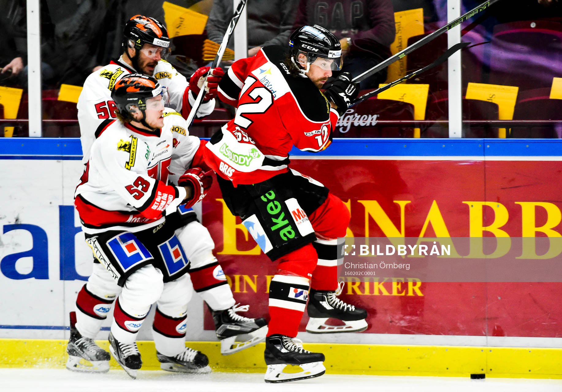 Örebros Bobbo Petersson och Johan Wiklander i en kamp mot