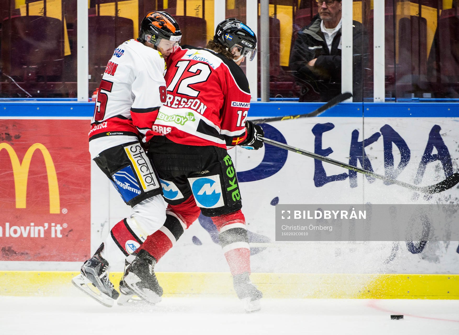 Närkamp mellan Malmö Redhawks Andreas Thuresson och